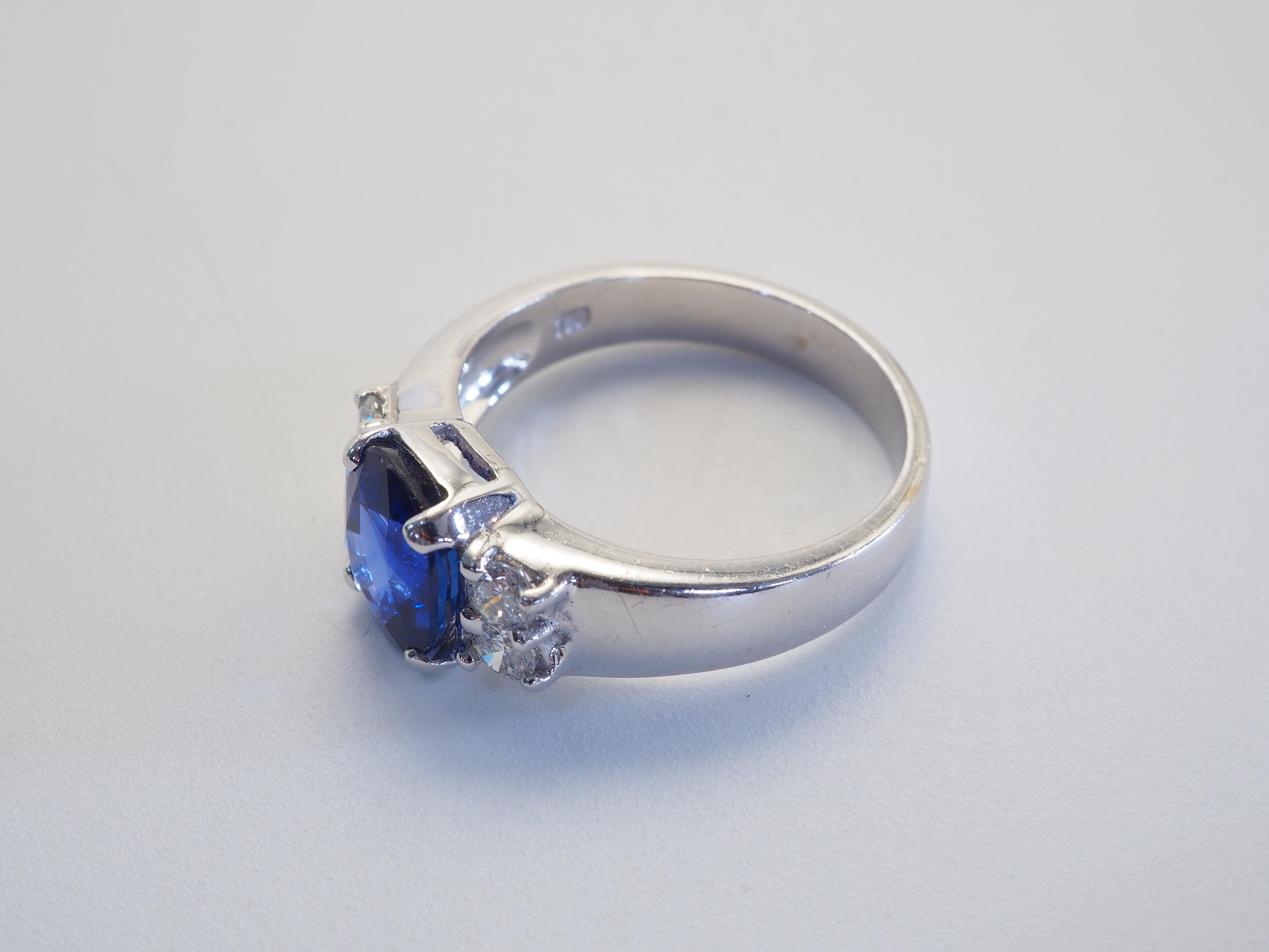 Bague en or blanc 18 carats, saphir bleu Vivid de 2,46 carats et diamant de 0,34 carats Pour femmes en vente
