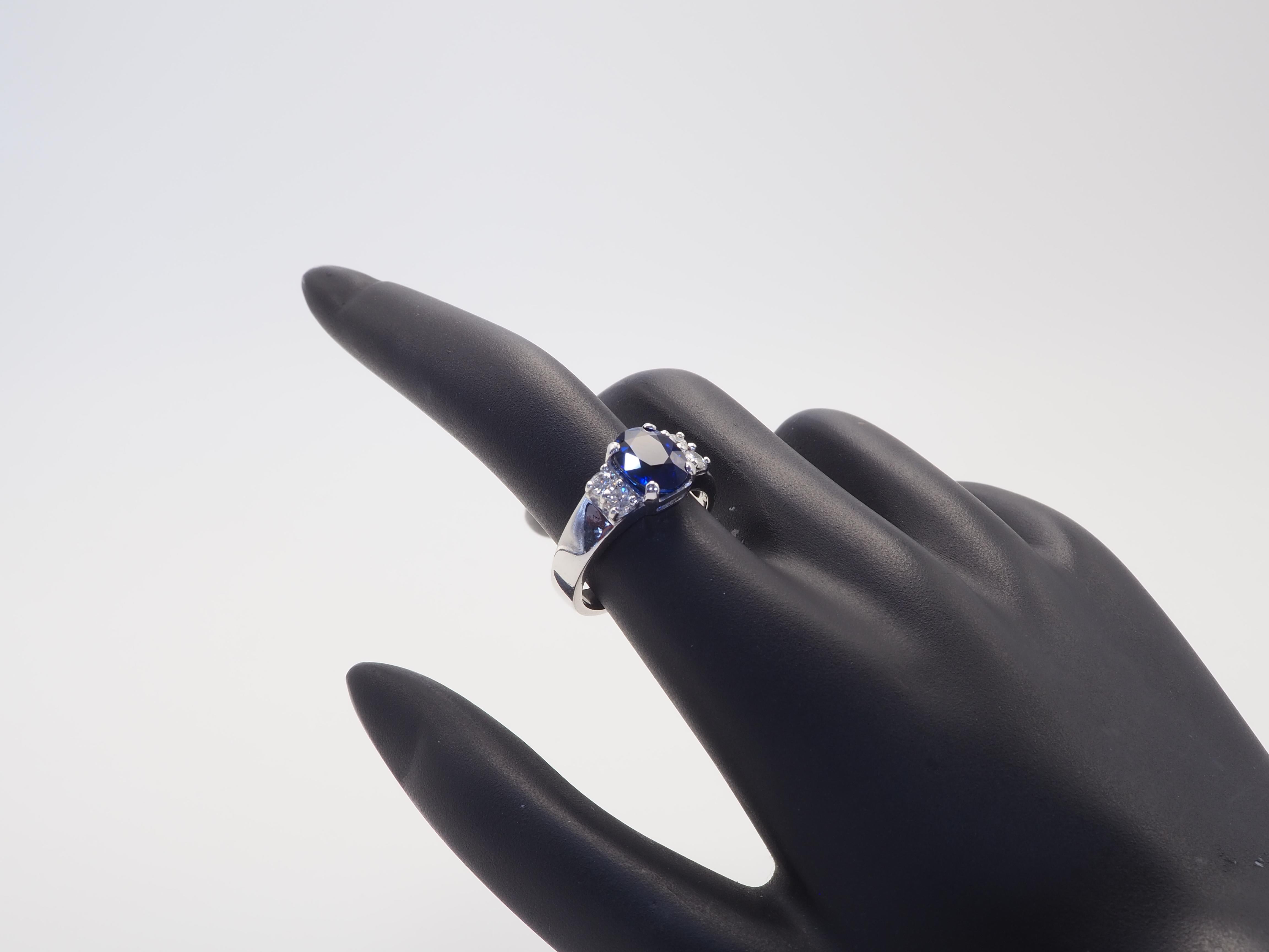 Bague en or blanc 18 carats, saphir bleu Vivid de 2,46 carats et diamant de 0,34 carats en vente 1