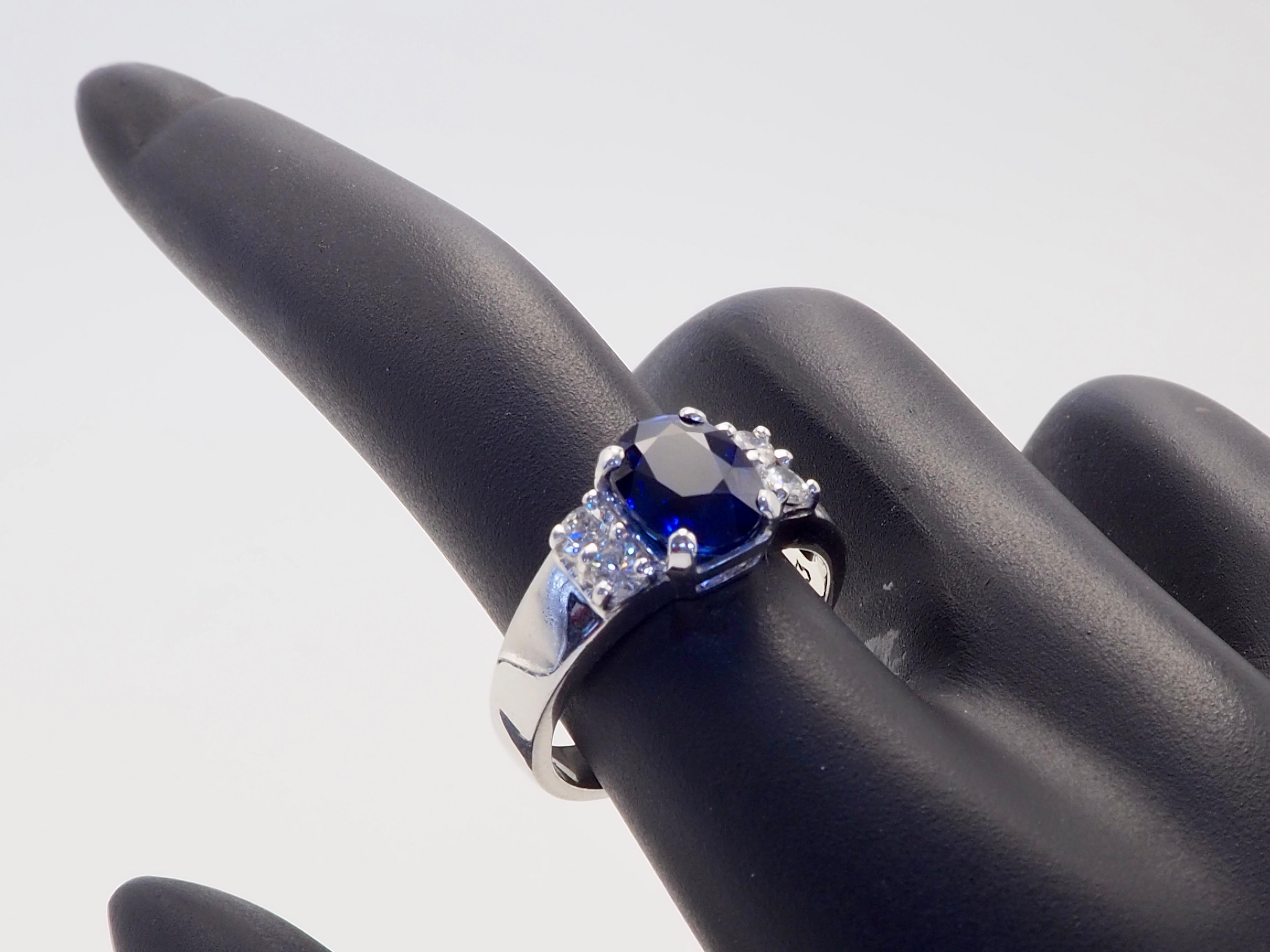 Bague en or blanc 18 carats, saphir bleu Vivid de 2,46 carats et diamant de 0,34 carats en vente 2