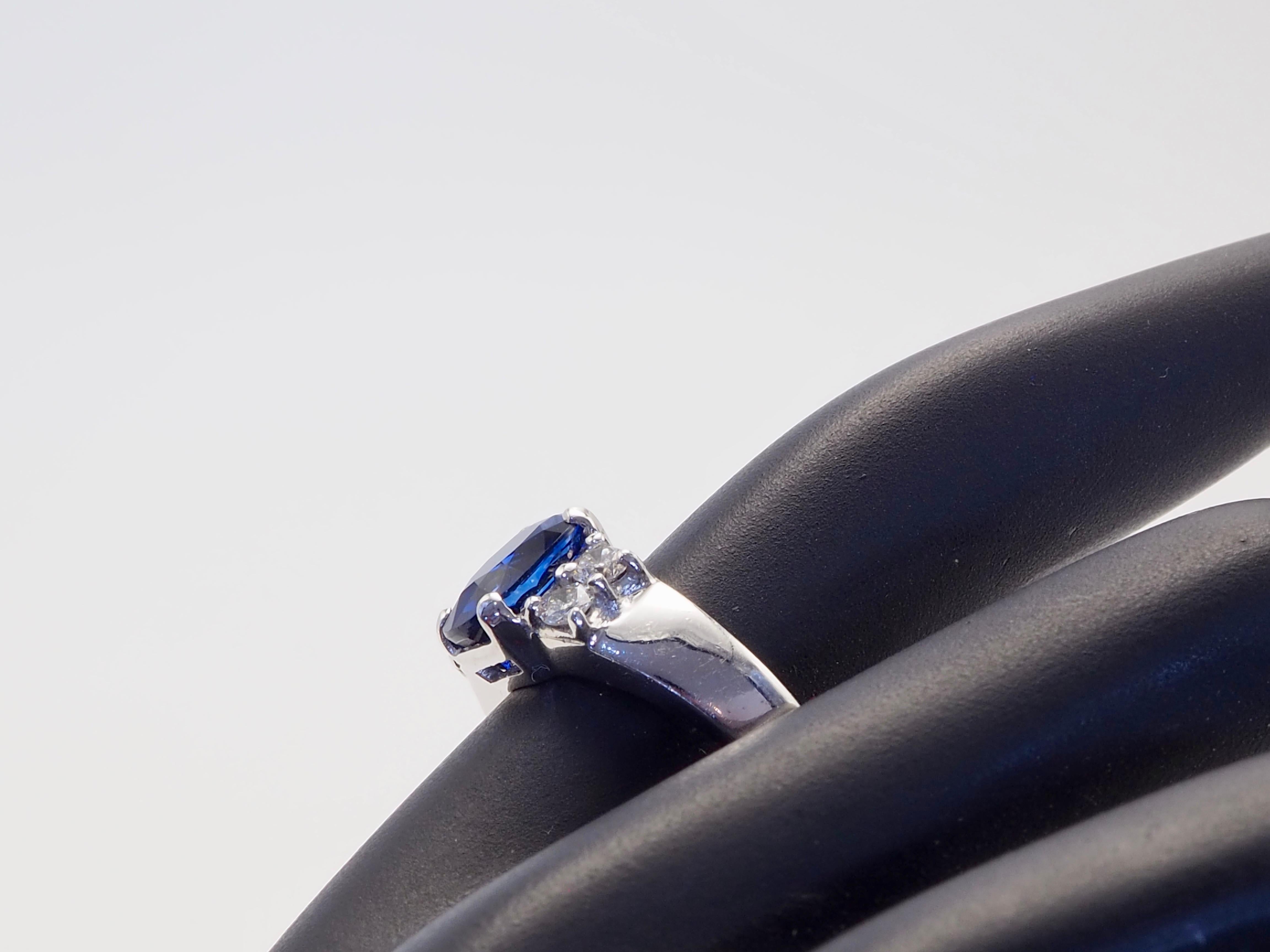 Bague en or blanc 18 carats, saphir bleu Vivid de 2,46 carats et diamant de 0,34 carats en vente 3