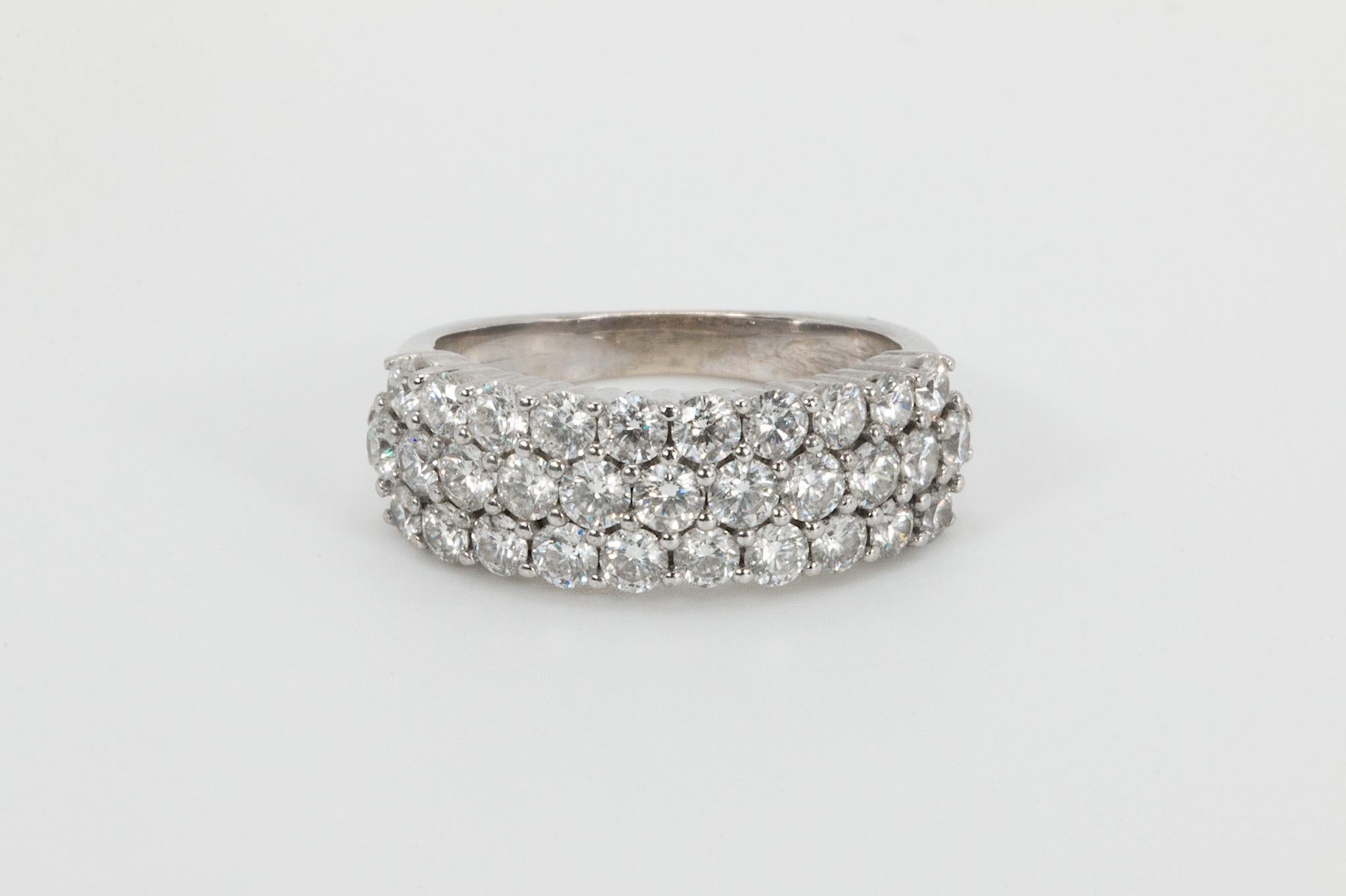 Bandeau à 3 rangs de diamants en or blanc 18K 2.48 CTW

Pièce intemporelle et élégante, ce bracelet à trois rangs de diamants est finement réalisé en or blanc 18 carats et serti d'un total de 31 diamants naturels ronds de taille brillant. Les