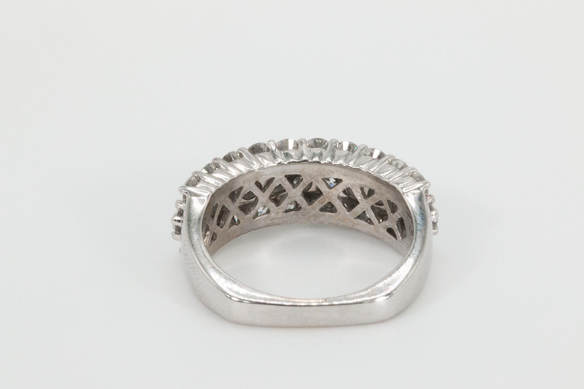Bandeau à 3 rangs de diamants en or blanc 18K 2.48 CTW Bon état - En vente à Houston, TX