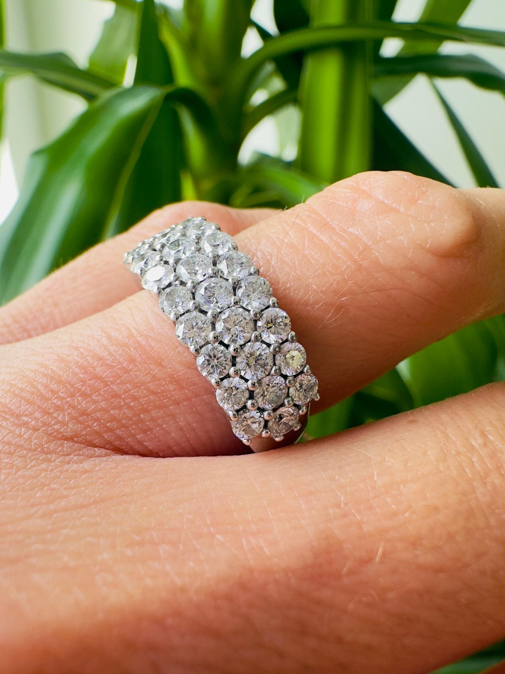 Bandeau à 3 rangs de diamants en or blanc 18K 2.48 CTW en vente 2