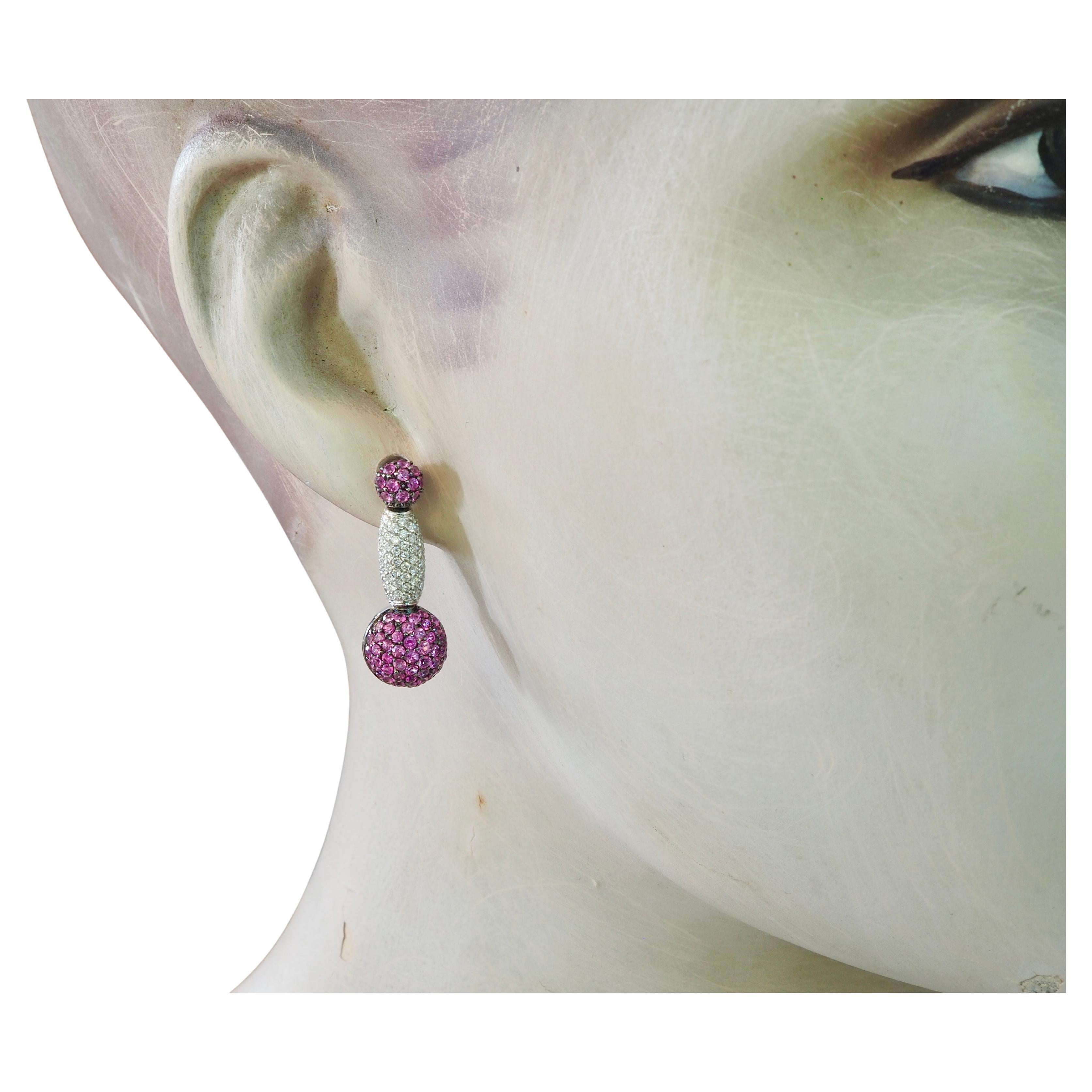 Sorgfältige Arbeit eines renommierten Designers und Handwerkers aus Hongkong. Drei bewegliche Teile: die kleinere Kugel aus rosa Saphiren, der mittlere Teil aus vereisten Diamanten und die große Kugel aus rosa Saphiren. Auch die Rückseite der