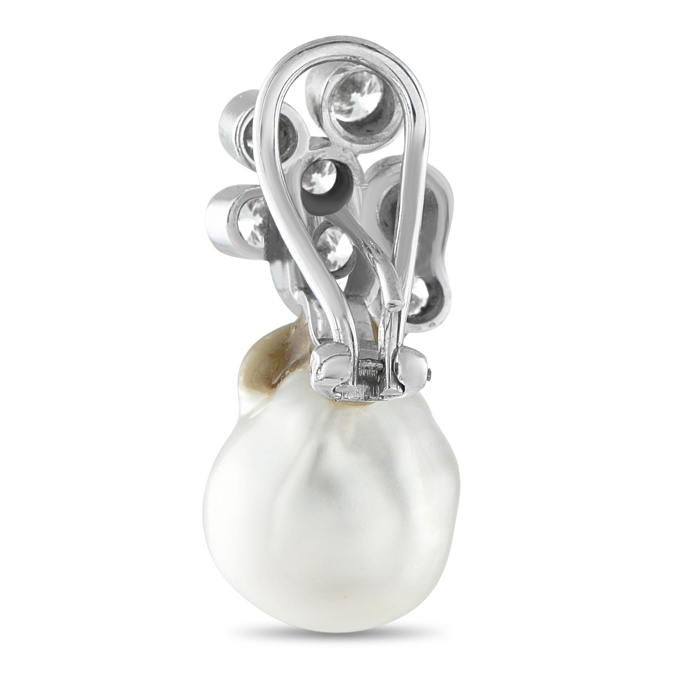 I diamanti incastonati con un peso totale di 2,50 carati permettono a questi orecchini di scintillare e brillare con ogni movimento. Ideale per ogni occasione, il design dinamico è ulteriormente impreziosito dai sorprendenti accenti Pearl. Ognuno di