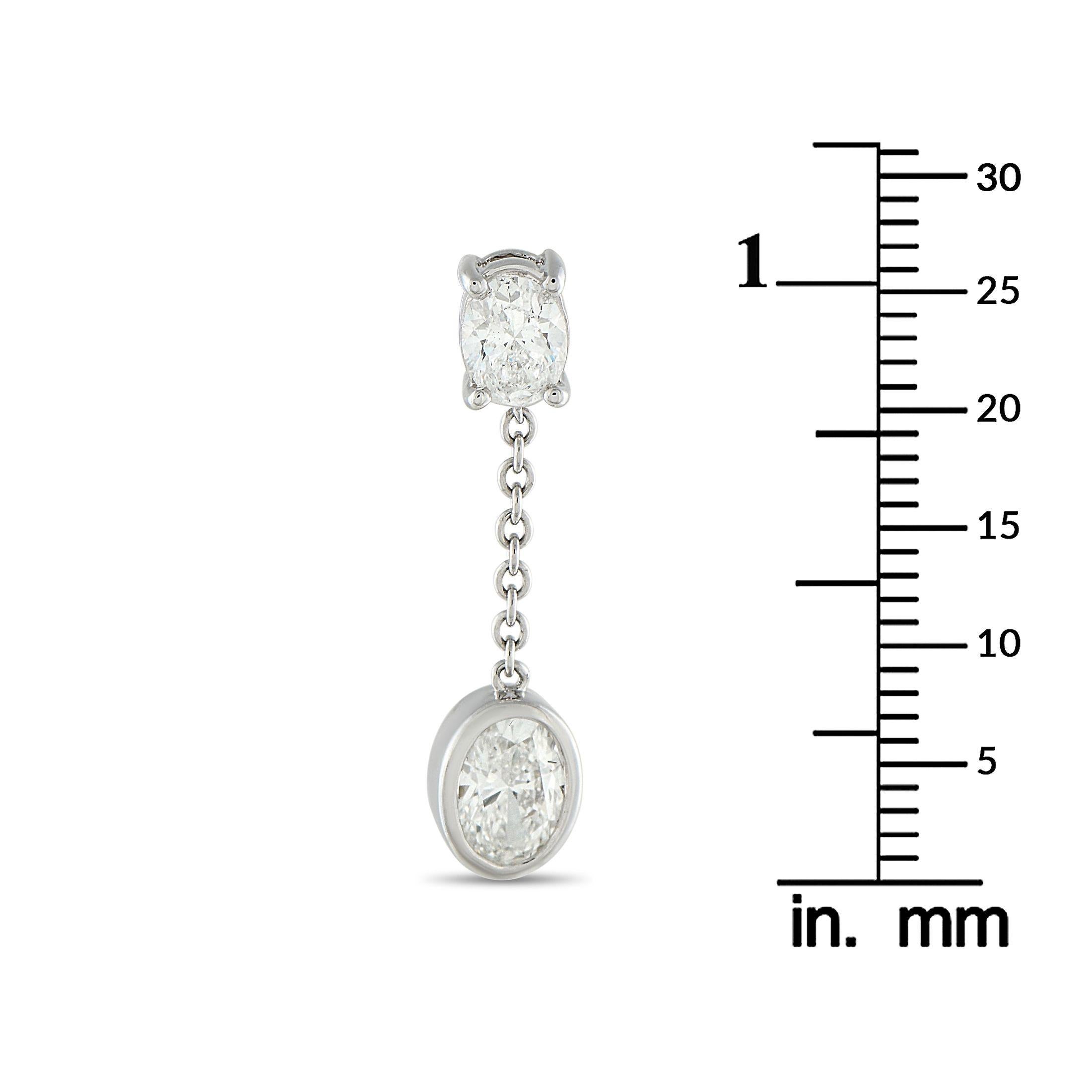 Orecchini pendenti con diamanti ovali in oro bianco 18 carati da 2,50 carati In condizioni Nuovo in vendita a Southampton, PA