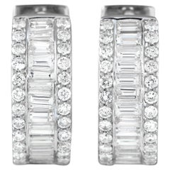 Pendientes de aro de canal con diamante baguette de 2,53 ct en oro blanco de 18 quilates