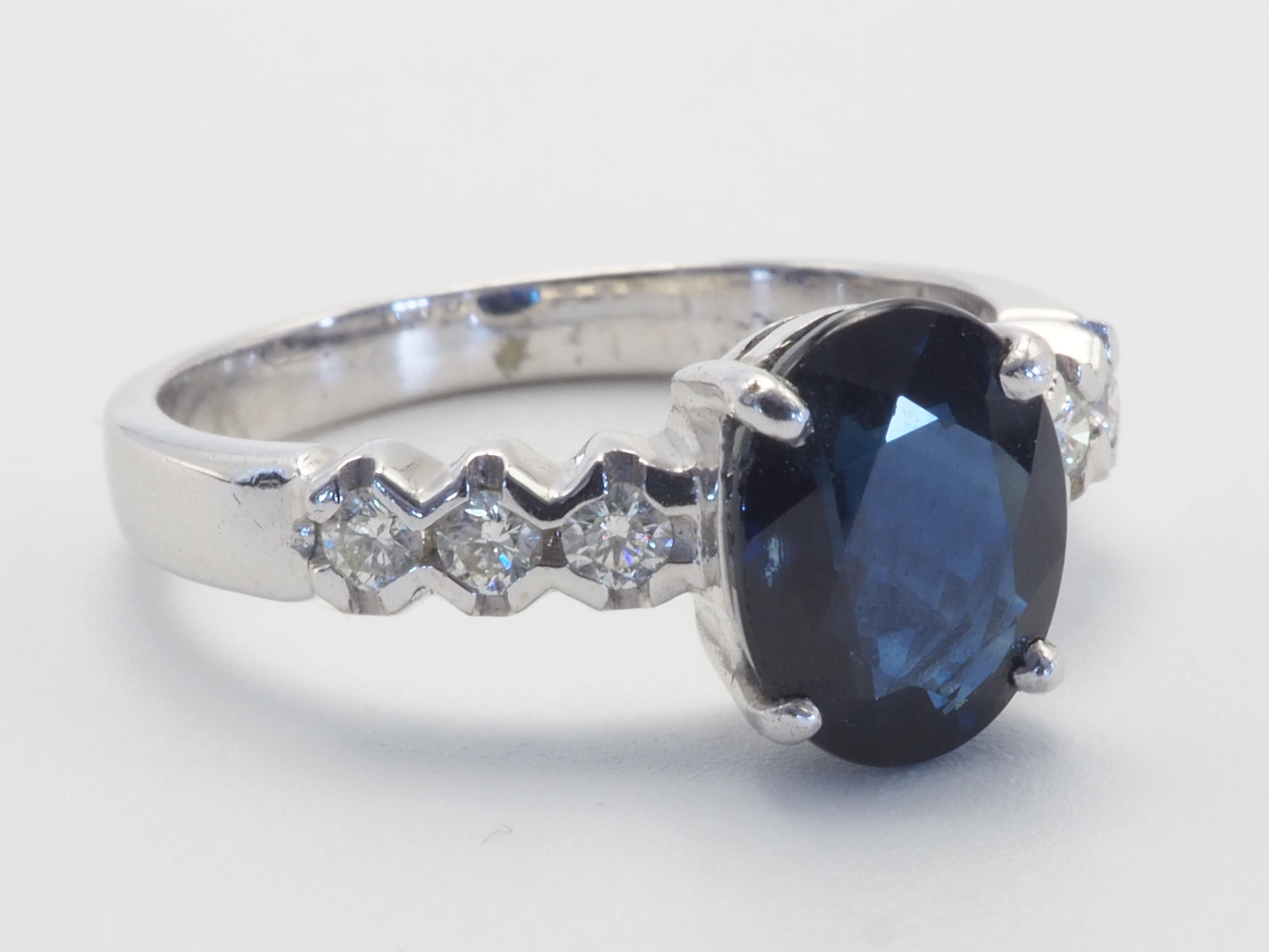 18K White Gold 2.57ct Inky Blue Sapphire & 0.21ct Diamond Fine Engagement Ring In Excellent Condition For Sale In เกาะสมุย, TH