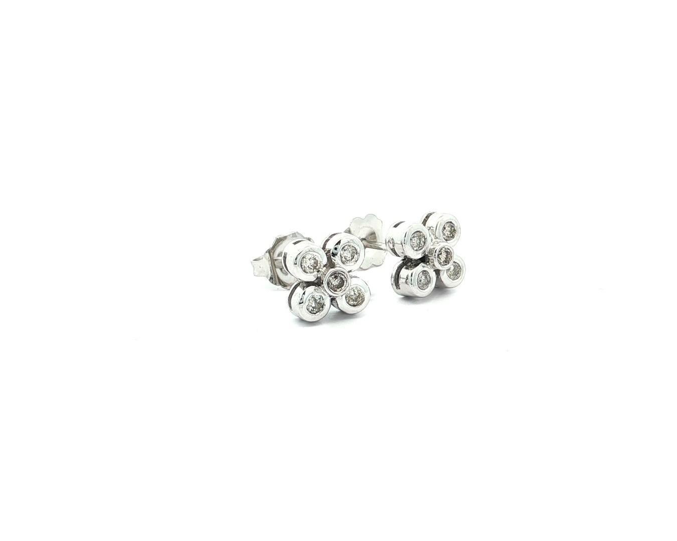 Boucles d'oreilles fleur en or blanc 18k avec chaton et diamant rond de 0,25ctw en vente 5