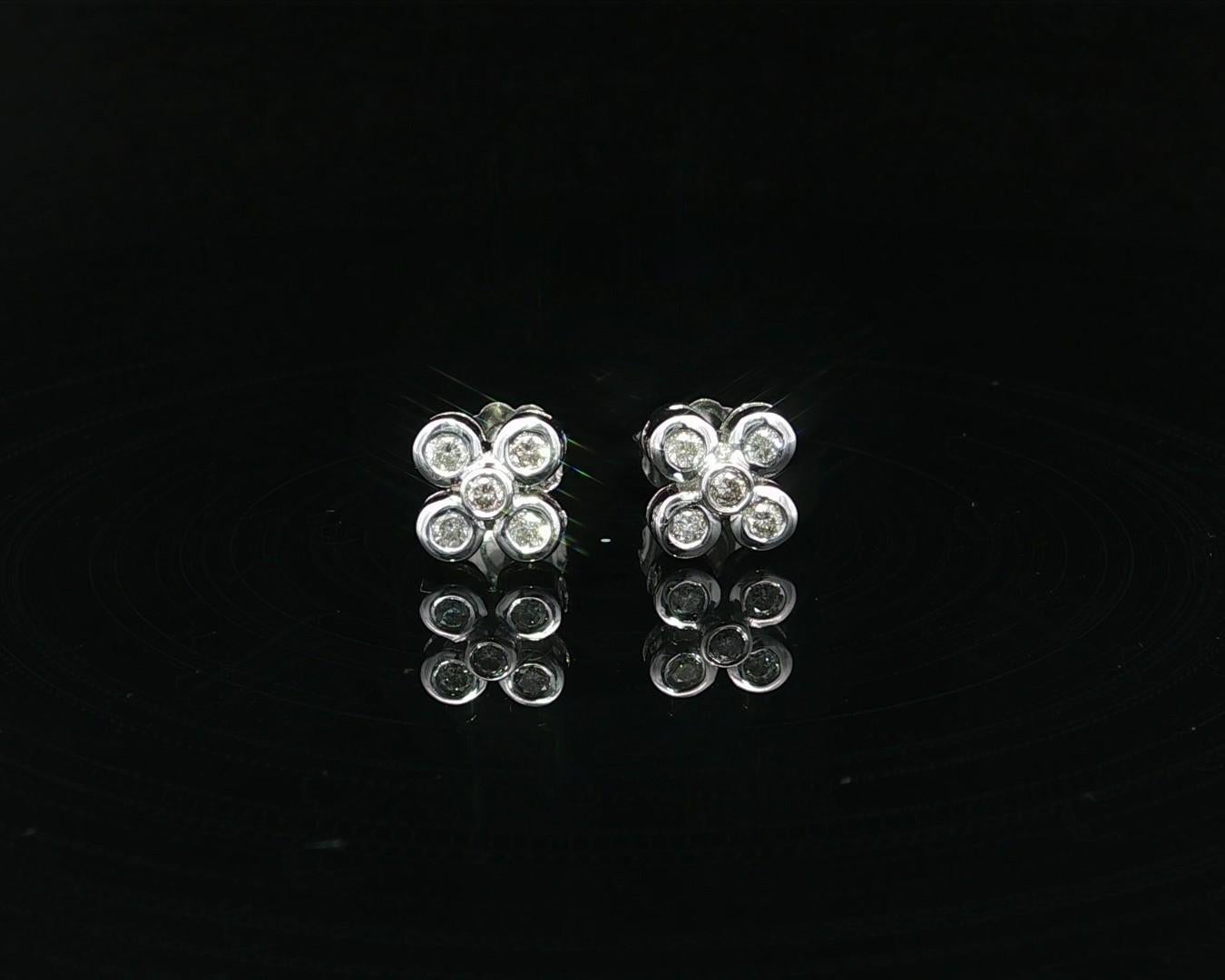 Boucles d'oreilles fleur en or blanc 18k avec chaton et diamant rond de 0,25ctw en vente 6