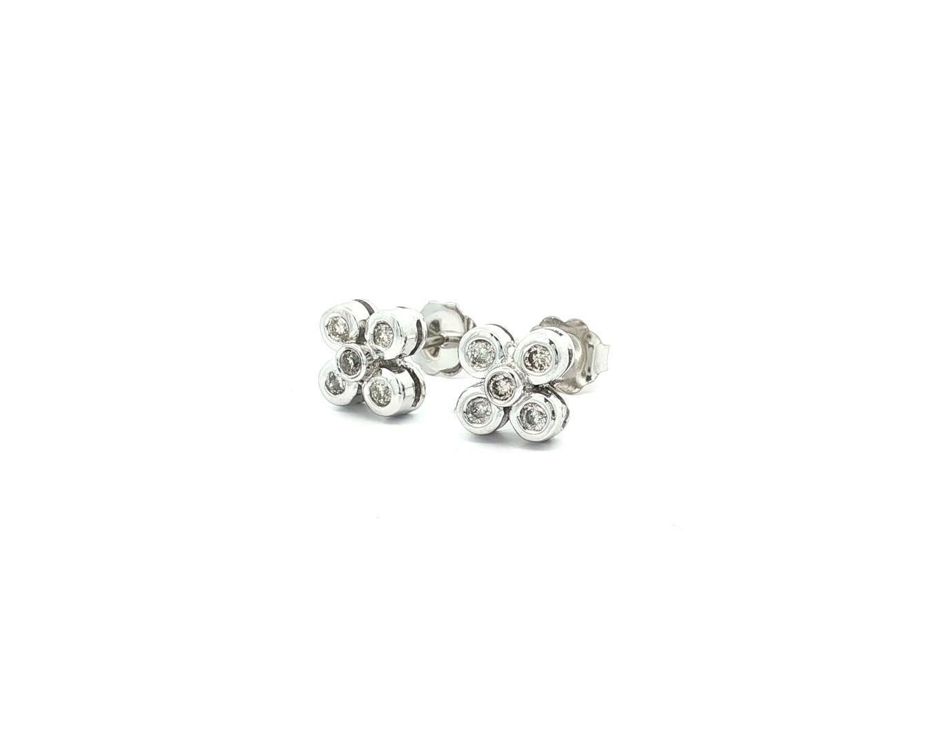 -Pierre(s):--
(10) Diamants naturels authentiques - taille ronde brillante - sertis en chaton - belle couleur blanche brillante - 0,25ctw (approx.)

MATERIAL : Or blanc massif 18k 
Poids : 2.66 grammes 
Support : Poteaux avec fermetures papillon