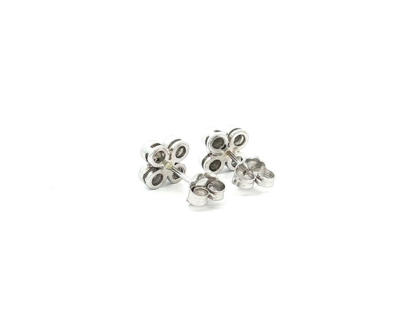 Taille brillant Boucles d'oreilles fleur en or blanc 18k avec chaton et diamant rond de 0,25ctw en vente
