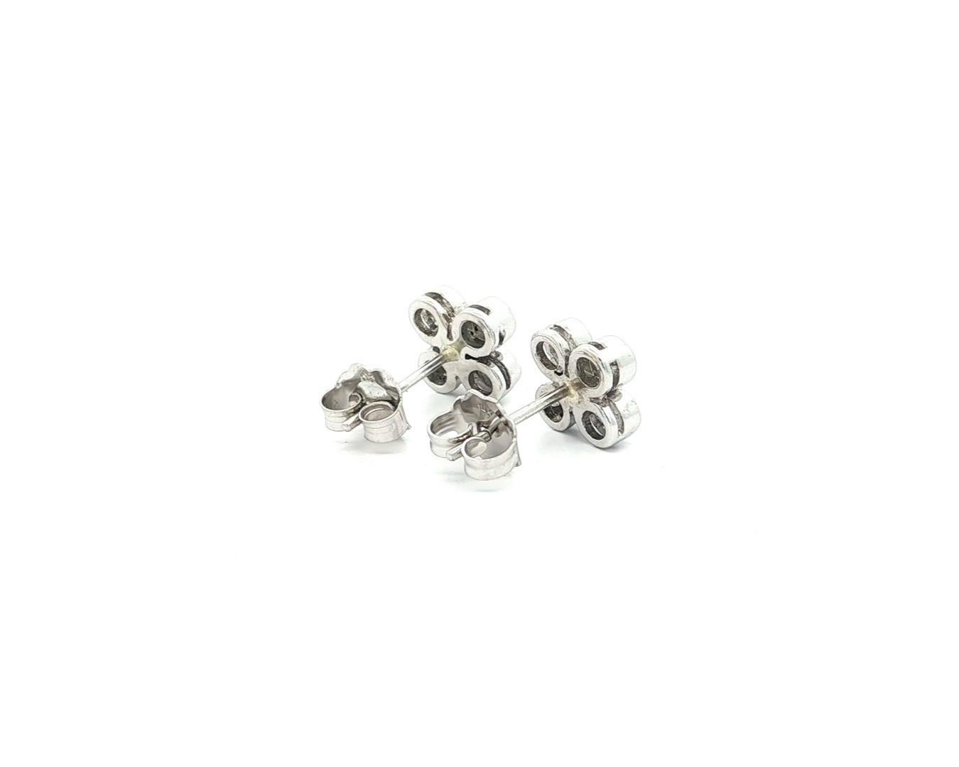 Boucles d'oreilles fleur en or blanc 18k avec chaton et diamant rond de 0,25ctw Excellent état - En vente à Montclair, NJ