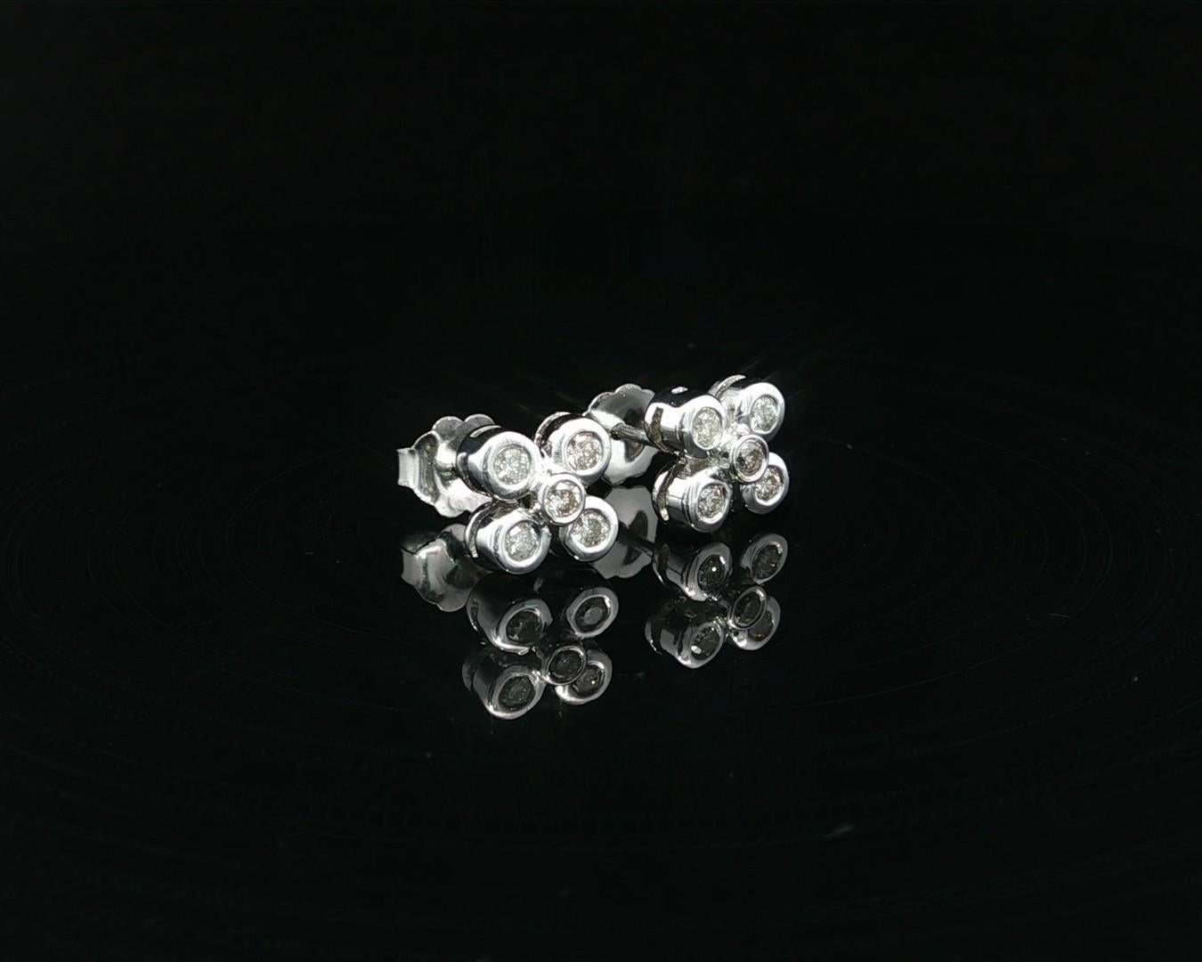 Boucles d'oreilles fleur en or blanc 18k avec chaton et diamant rond de 0,25ctw Pour femmes en vente