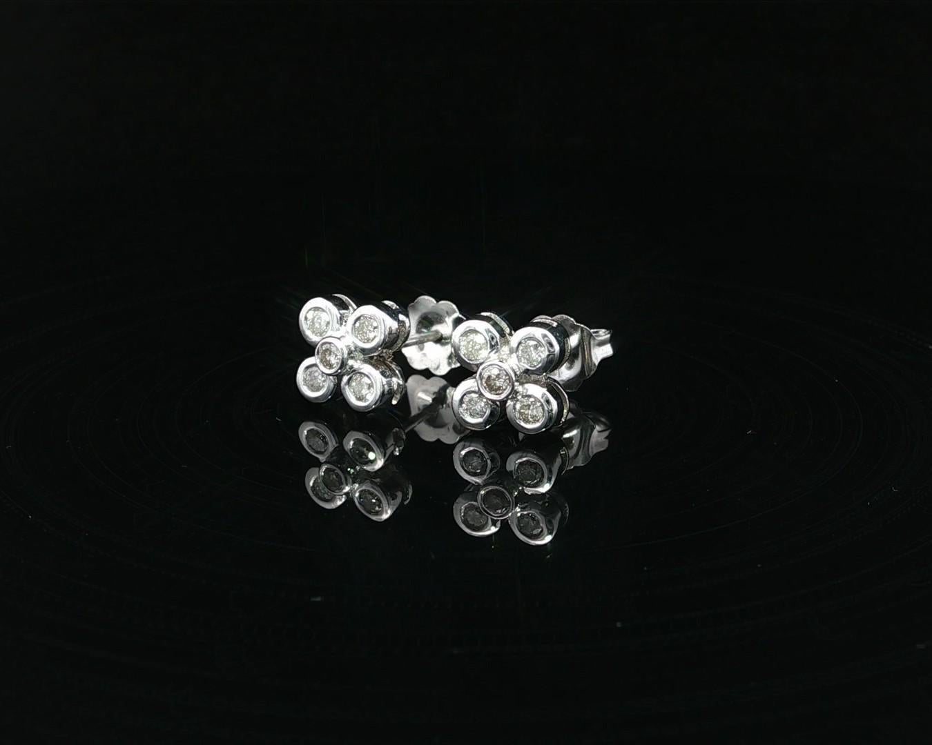 Boucles d'oreilles fleur en or blanc 18k avec chaton et diamant rond de 0,25ctw en vente 1