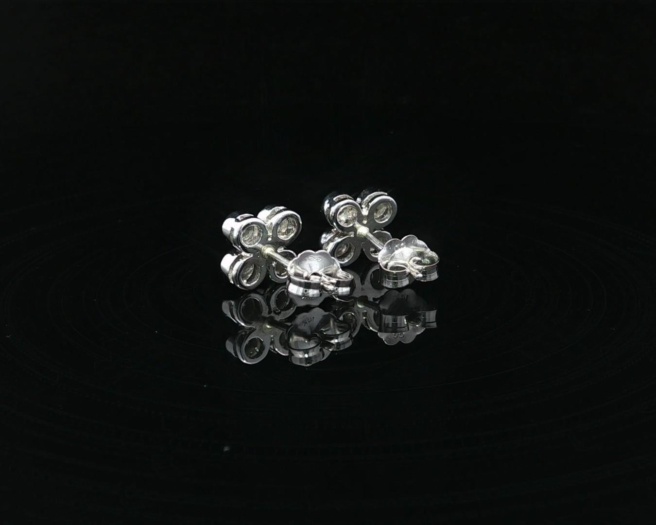 Boucles d'oreilles fleur en or blanc 18k avec chaton et diamant rond de 0,25ctw en vente 2
