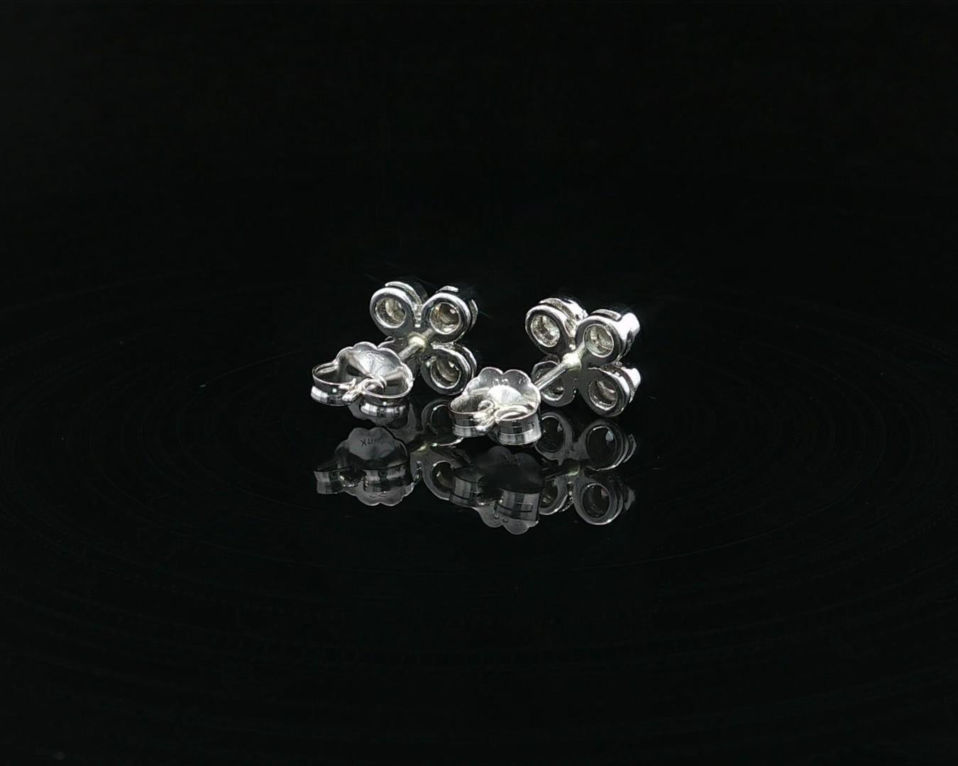 Boucles d'oreilles fleur en or blanc 18k avec chaton et diamant rond de 0,25ctw en vente 3