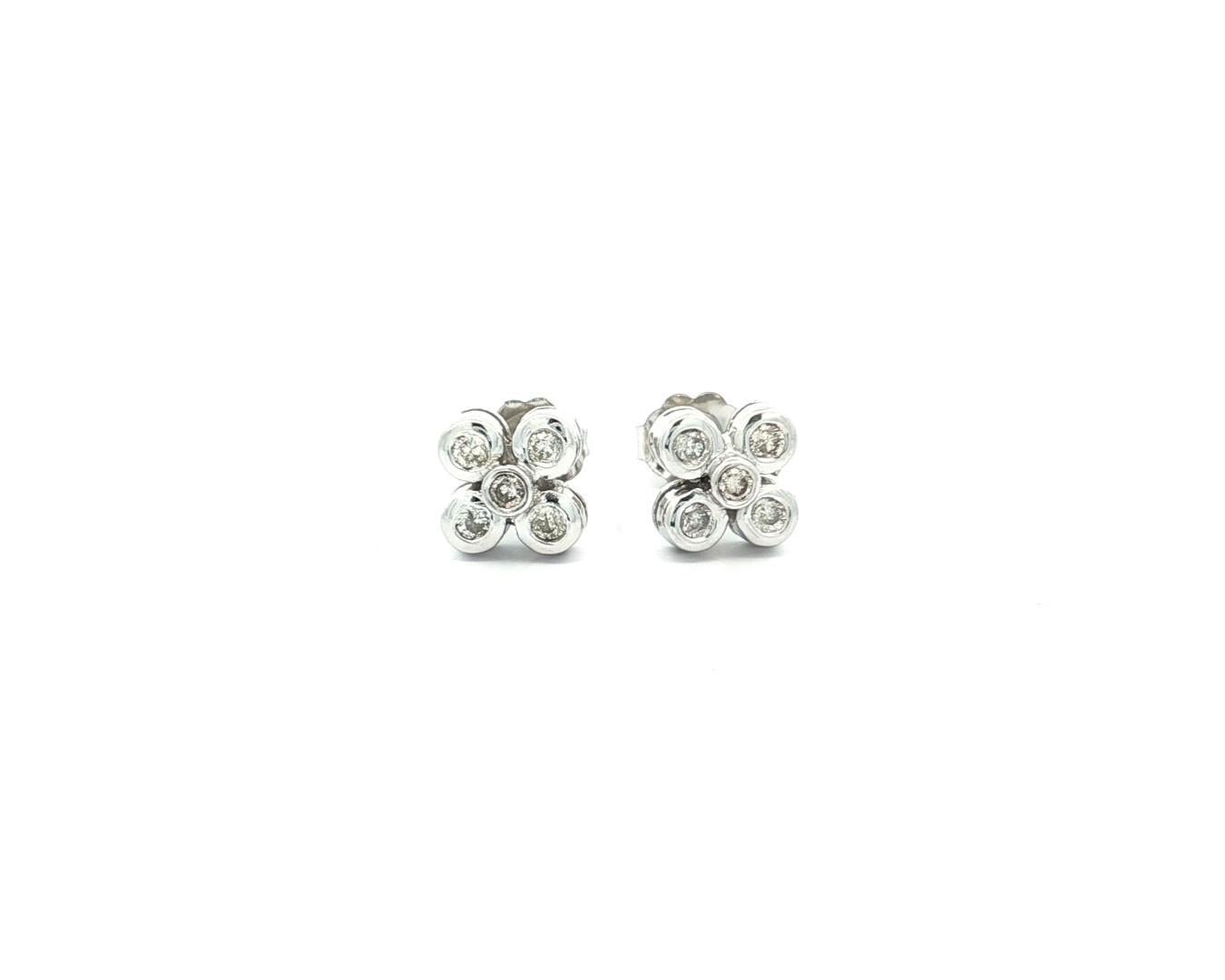 Boucles d'oreilles fleur en or blanc 18k avec chaton et diamant rond de 0,25ctw en vente 4