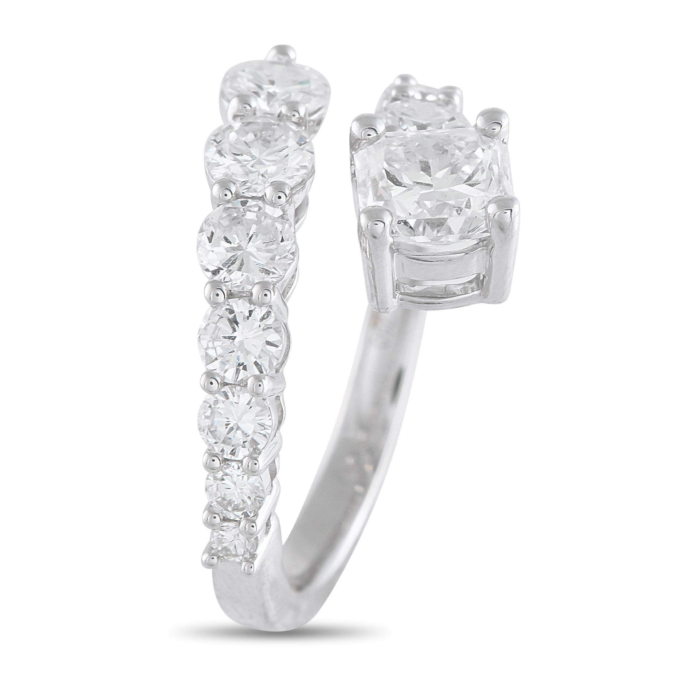 Cette bague bypass en or blanc présente un anneau tourbillonnant serti de diamants ronds effilés. La courbe attire le regard vers son point final, où un diamant taillé en carré constitue la ponctuation du dessin. La brillance se rétrécit et