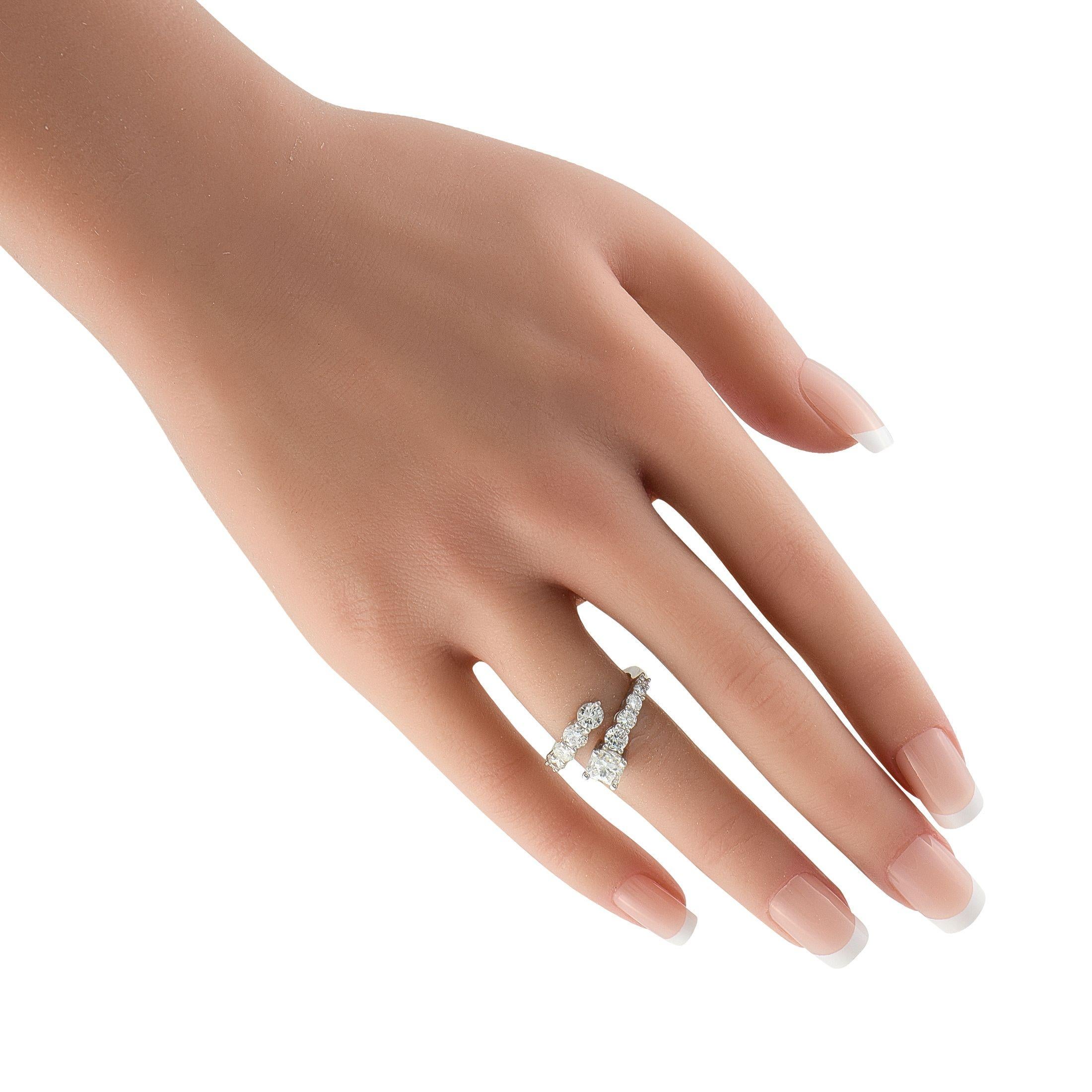 Taille mixte Bague bypass carrée en or blanc 18K avec 2,60 ct de diamant en vente