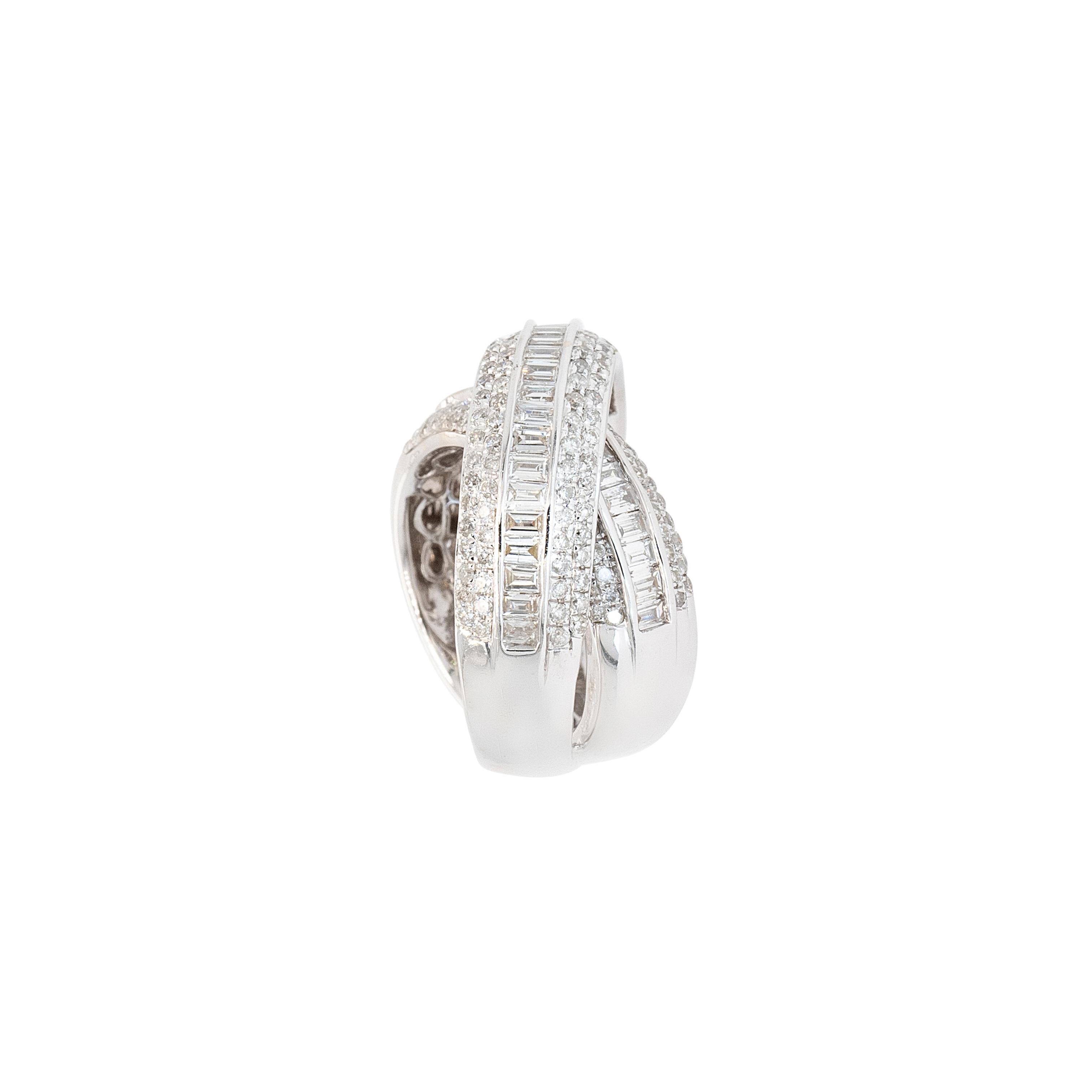 Anello in oro bianco 18 carati con diamanti naturali tondi, brillanti e baguette da 2,60 carati in vendita 5