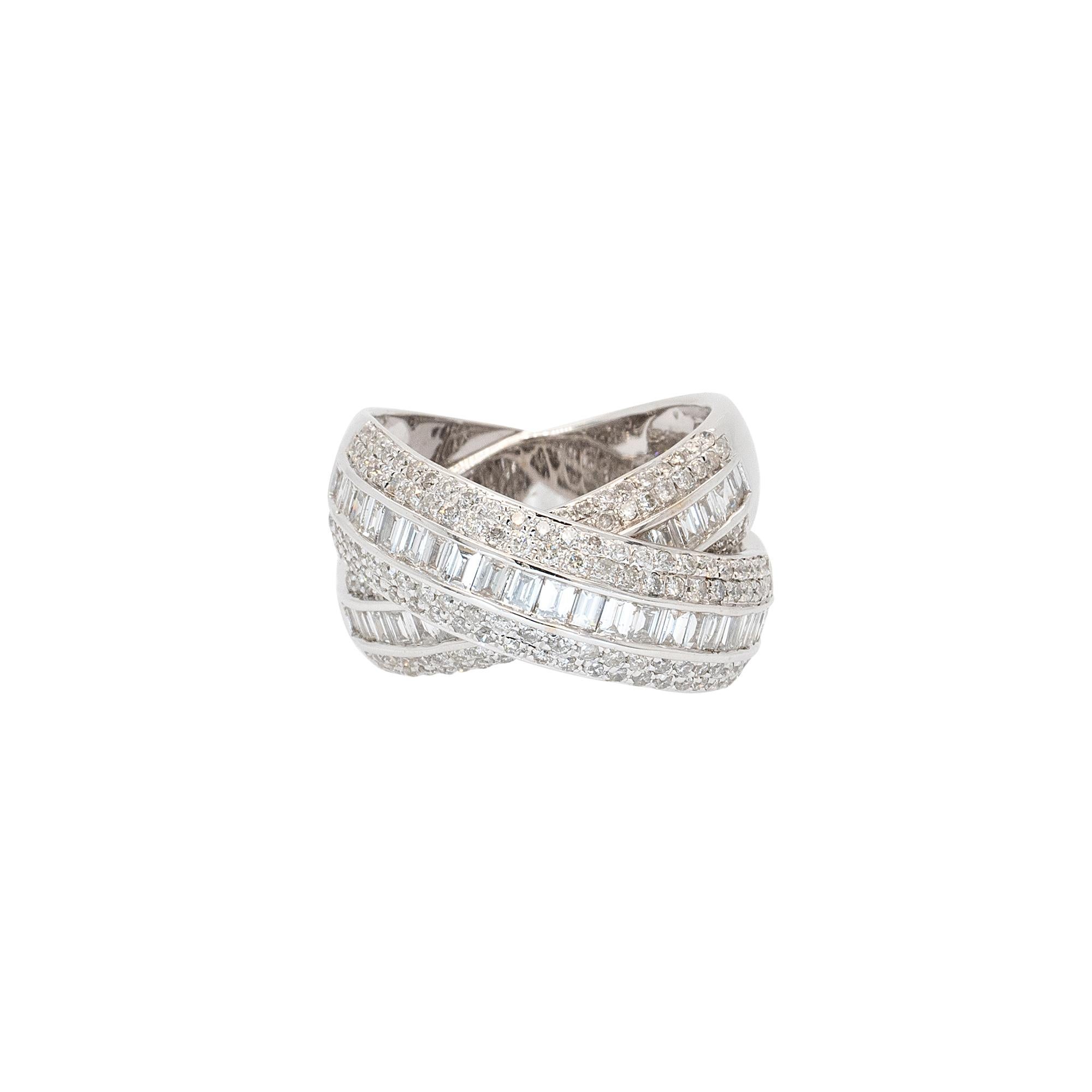 Dettagli sul diamante: 
Circa 2,60ctw di diamante rotondo a brillante e baguette Nature 
Colore G/H Chiarezza SI
Materiale dell'anello: Oro bianco 18k
Misura dell'anello: 7,5 (può essere dimensionato)
Peso totale: 12,44 g (7,99 dwt)
Questo articolo