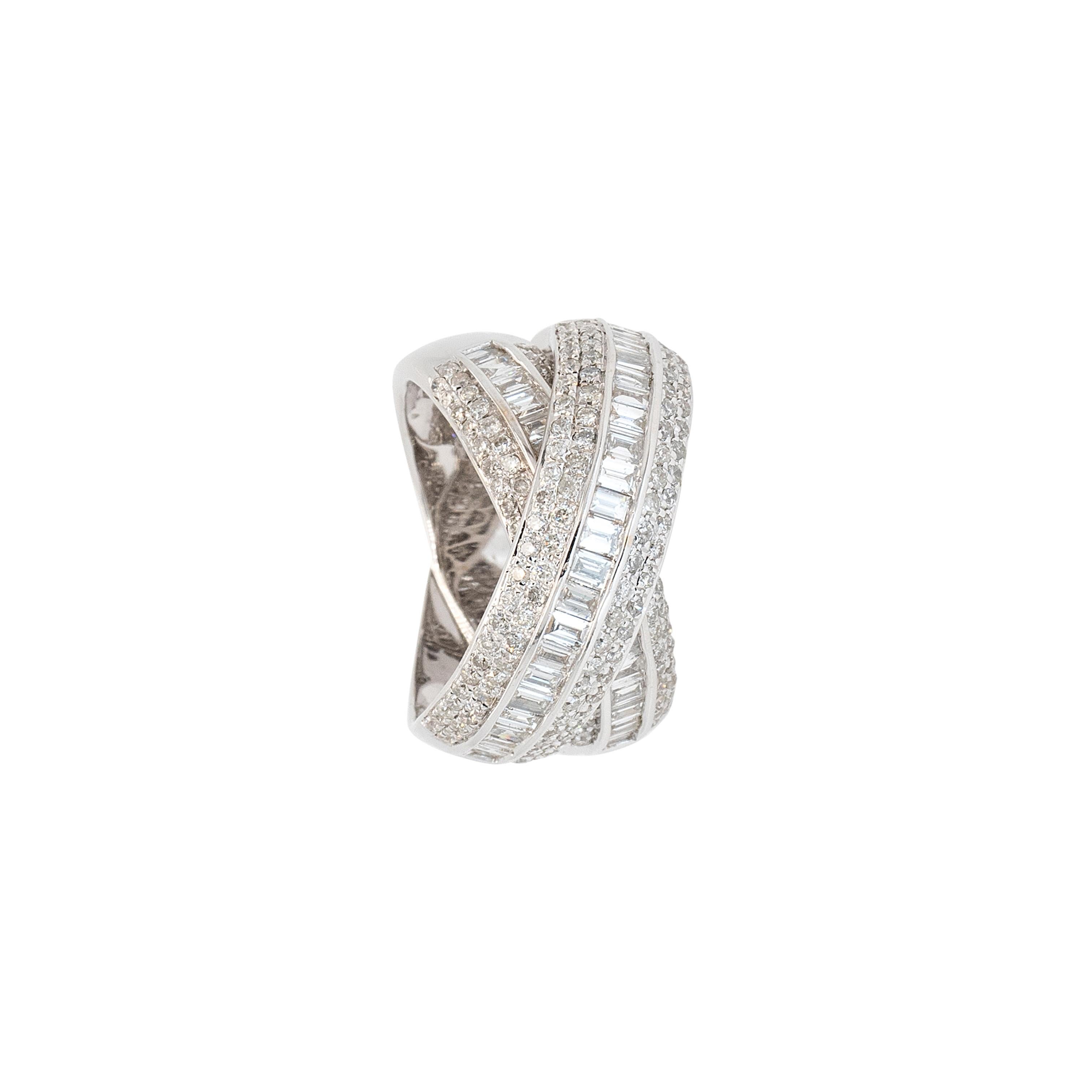 Anello in oro bianco 18 carati con diamanti naturali tondi, brillanti e baguette da 2,60 carati in vendita 4