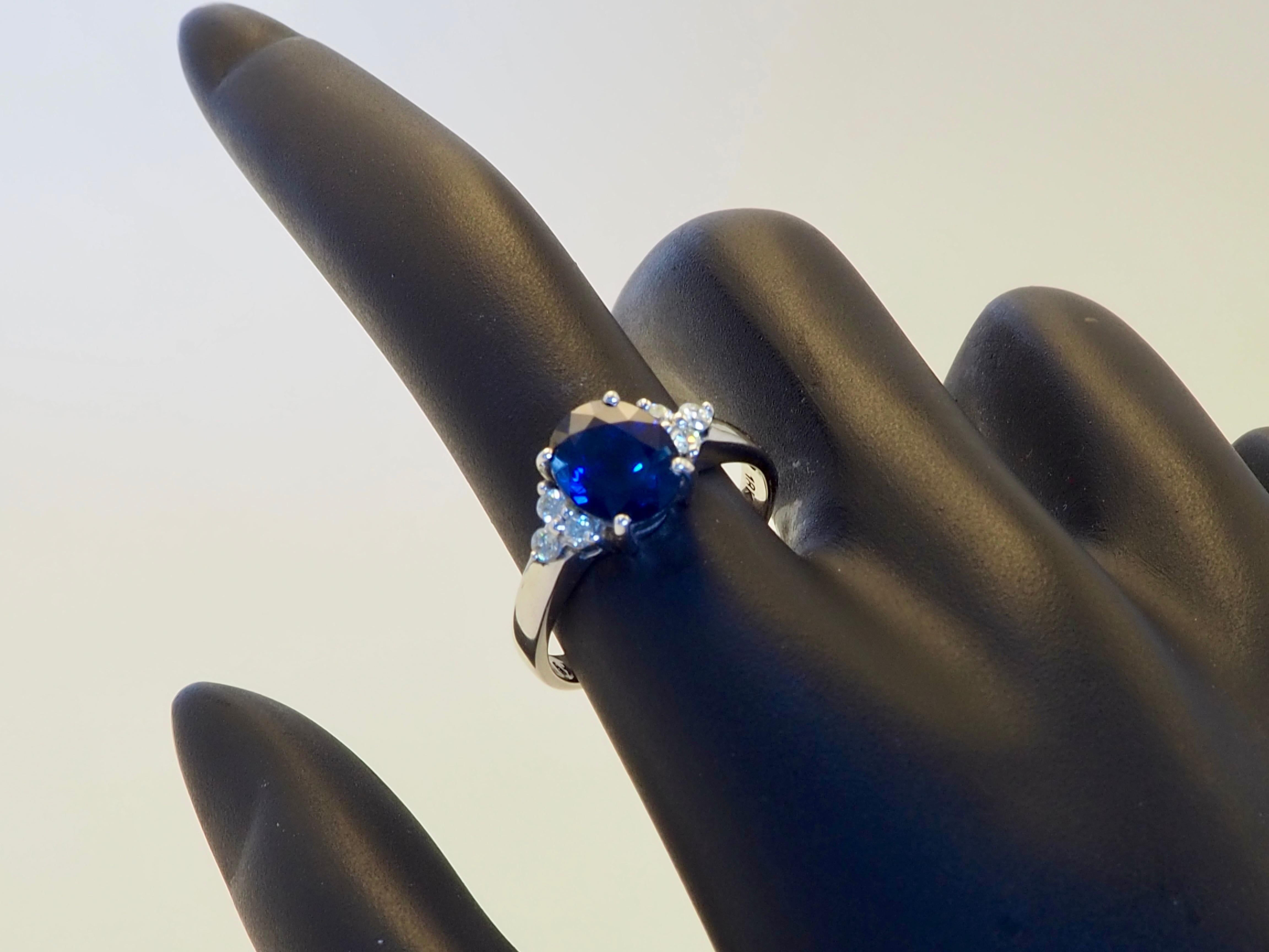 Anello di fidanzamento in oro bianco 18 carati con zaffiro blu da 2,64 carati e diamante da 0,20 carati in vendita 5