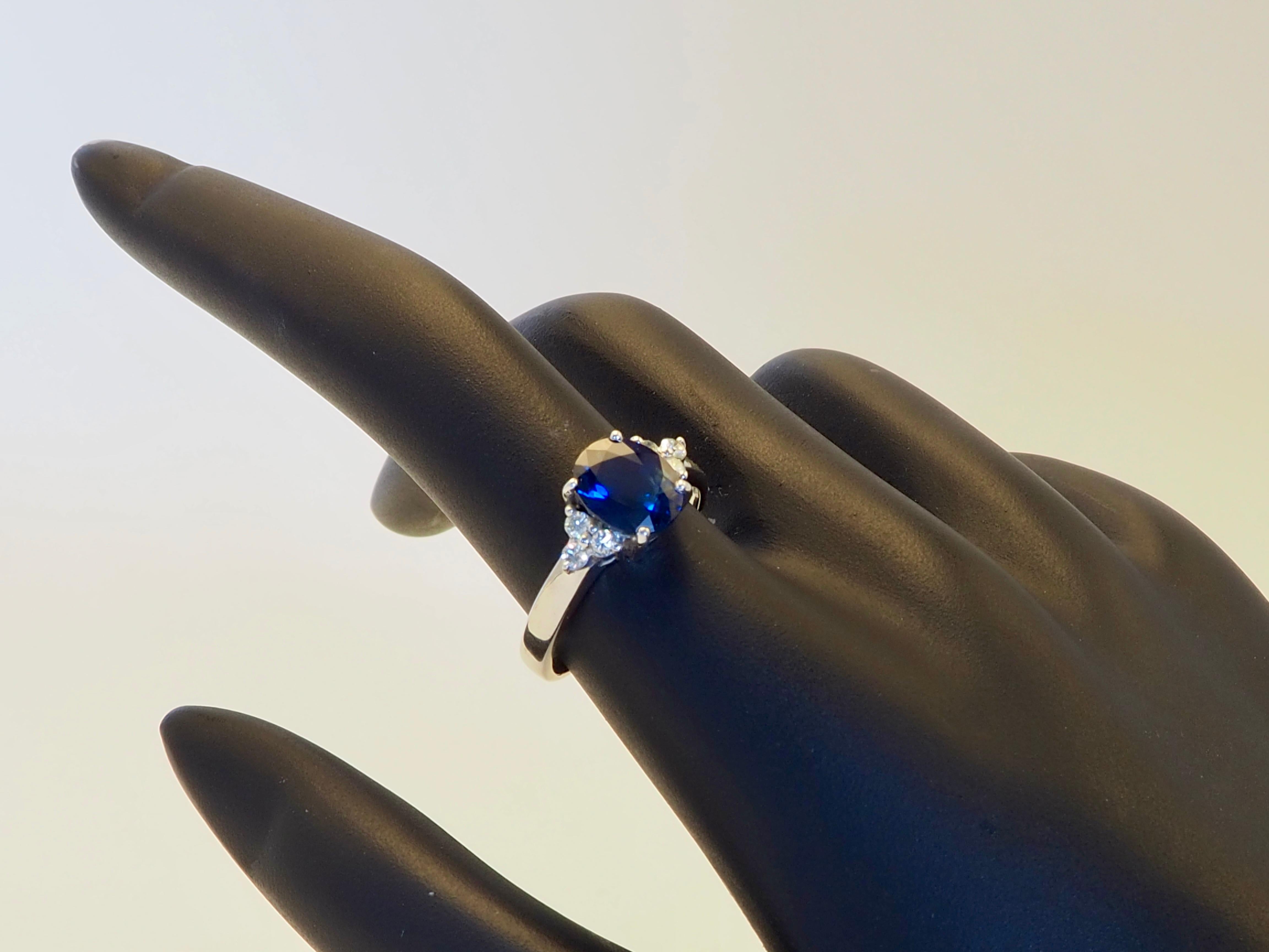 Anello di fidanzamento in oro bianco 18 carati con zaffiro blu da 2,64 carati e diamante da 0,20 carati in vendita 4