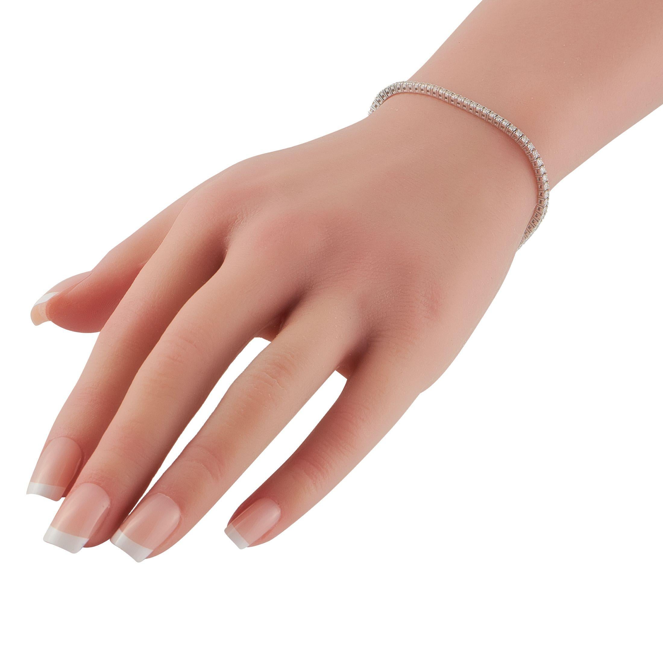 Esta pulsera de tenis clásica rezuma un lujo tranquilo. Una serie de Diamantes con un peso total de 2,65 quilates la convierten en una pieza atemporal que atrapará continuamente la luz y capturará tu imaginación. Engarzada en oro blanco de 18