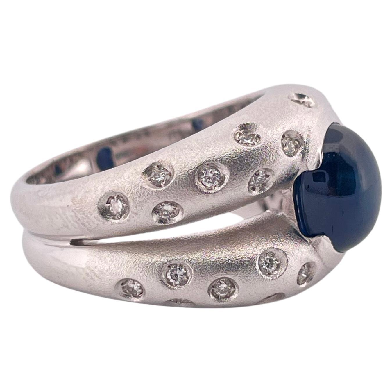 Contemporaneo Anello in oro bianco 18k con zaffiro cabochon da 2,6 carati e diamante da 0,45 carati in vendita