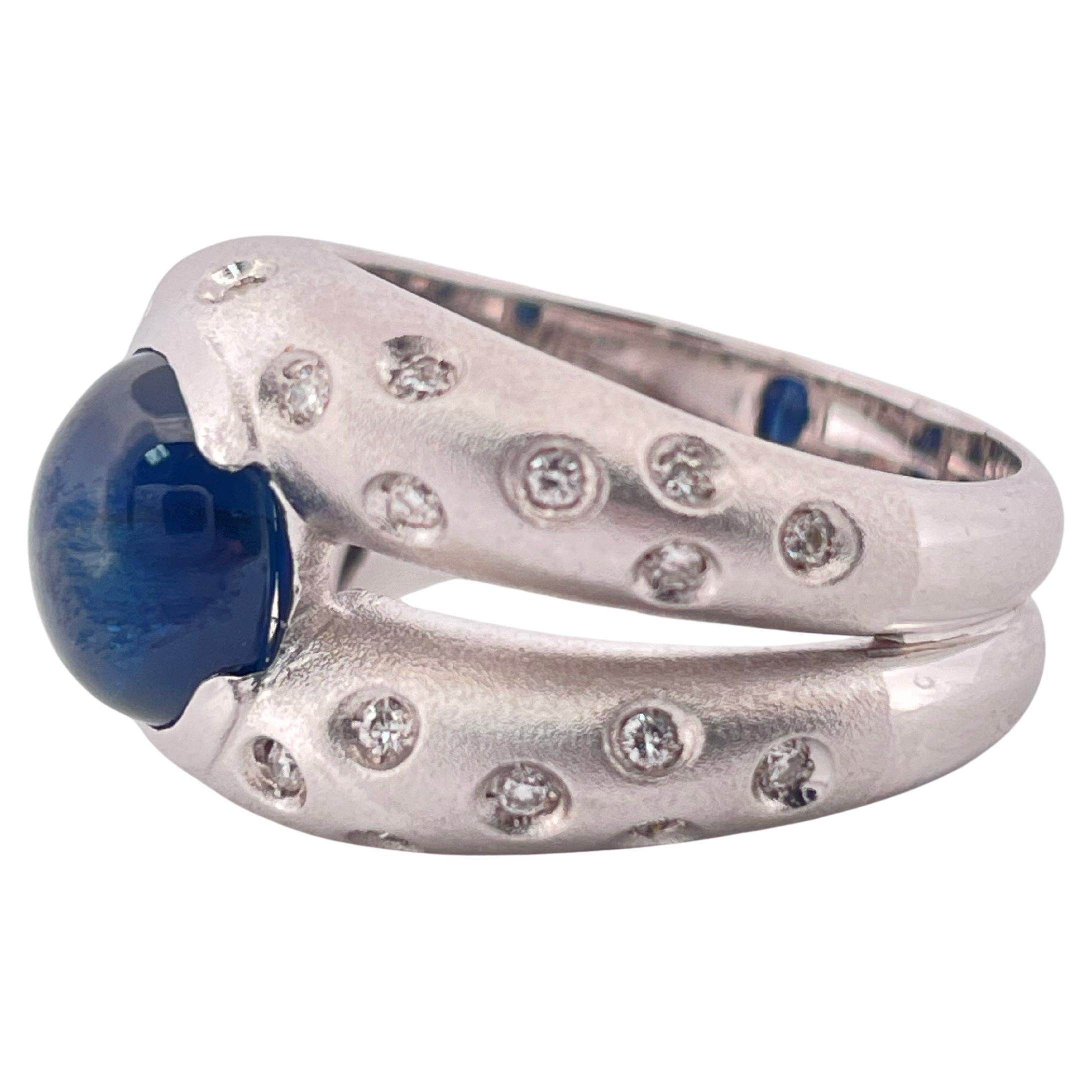 da uomo o donna Anello in oro bianco 18k con zaffiro cabochon da 2,6 carati e diamante da 0,45 carati in vendita