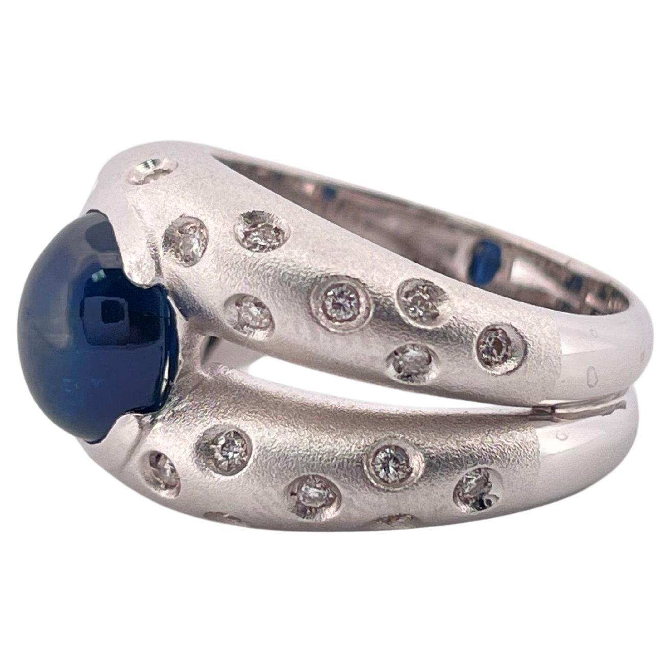 Anello in oro bianco 18k con zaffiro cabochon da 2,6 carati e diamante da 0,45 carati in vendita 1