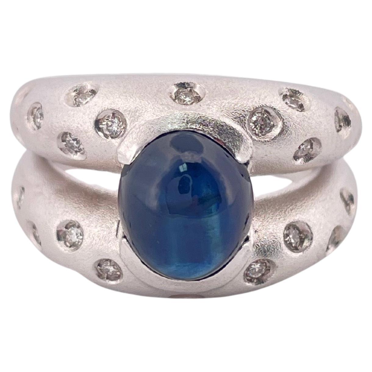 Anello in oro bianco 18k con zaffiro cabochon da 2,6 carati e diamante da 0,45 carati