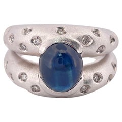 Anello in oro bianco 18k con zaffiro cabochon da 2,6 carati e diamante da 0,45 carati