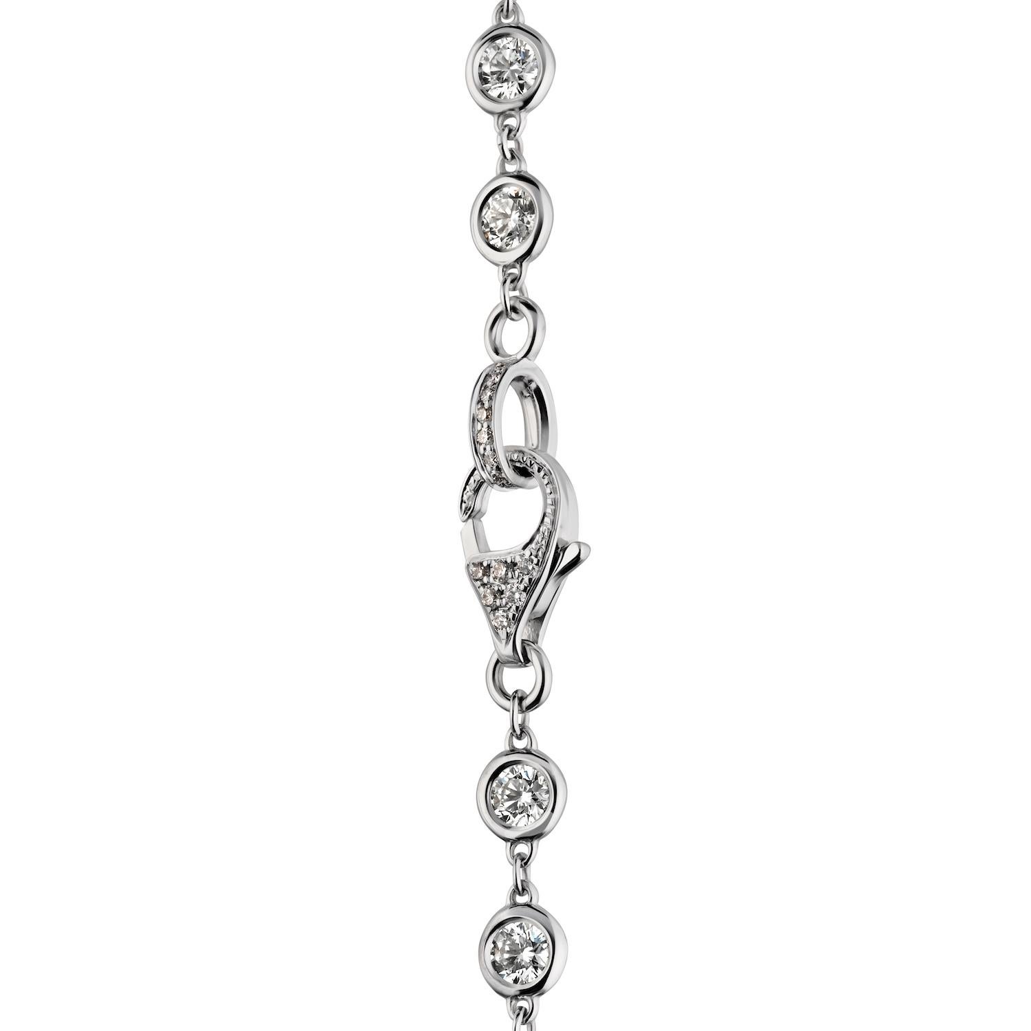 Wir präsentieren eine atemberaubende Diamant-Halskette, die sorgfältig in luxuriösem 18-karätigem Weißgold gefertigt wurde. Dieses exquisite Stück weist ein bemerkenswertes Gesamtkaratgewicht von 27,00 Karat auf und präsentiert natürliche Diamanten