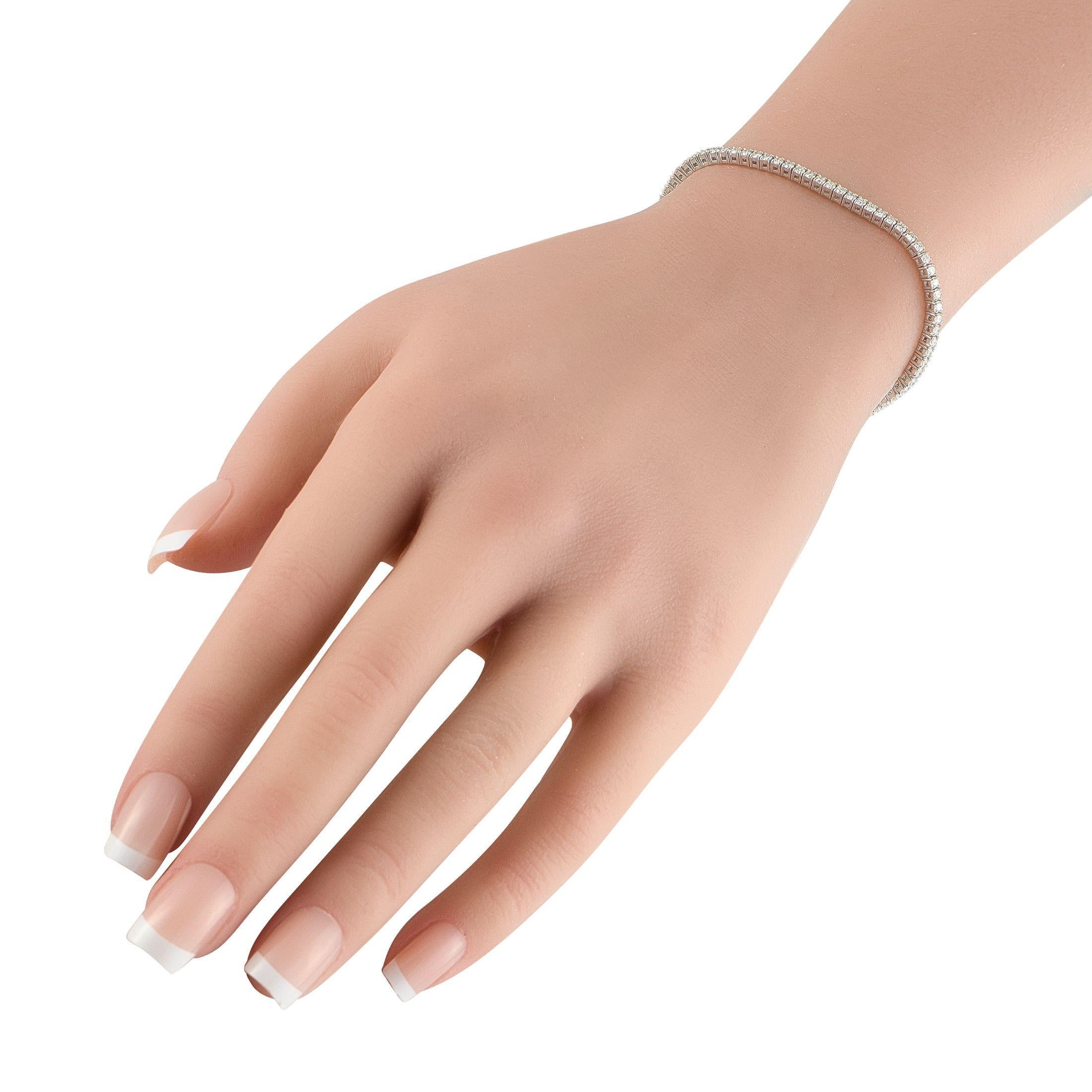 Esta pulsera tenis es ideal para quien aprecie el lujo tranquilo. Clásicamente elegante y de diseño atemporal, capta la luz sin esfuerzo gracias a una impresionante serie de Diamantes que suman un total de 2,71 quilates. Presenta un sencillo engaste