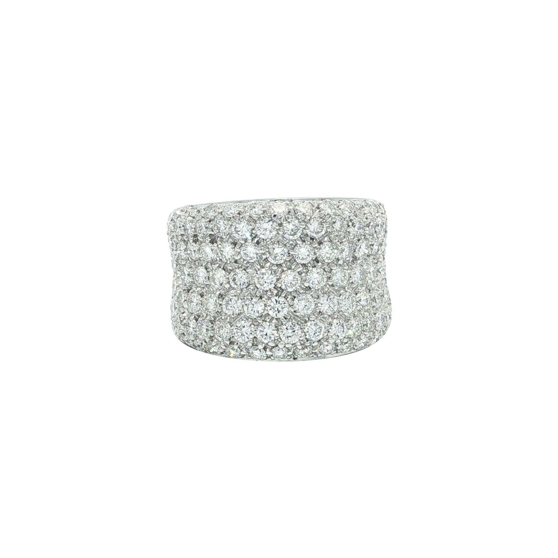 Anillo de oro blanco de 18 quilates con 2,76 quilates de diamantes G VS pavé cóncavo ancho y cigarro en venta