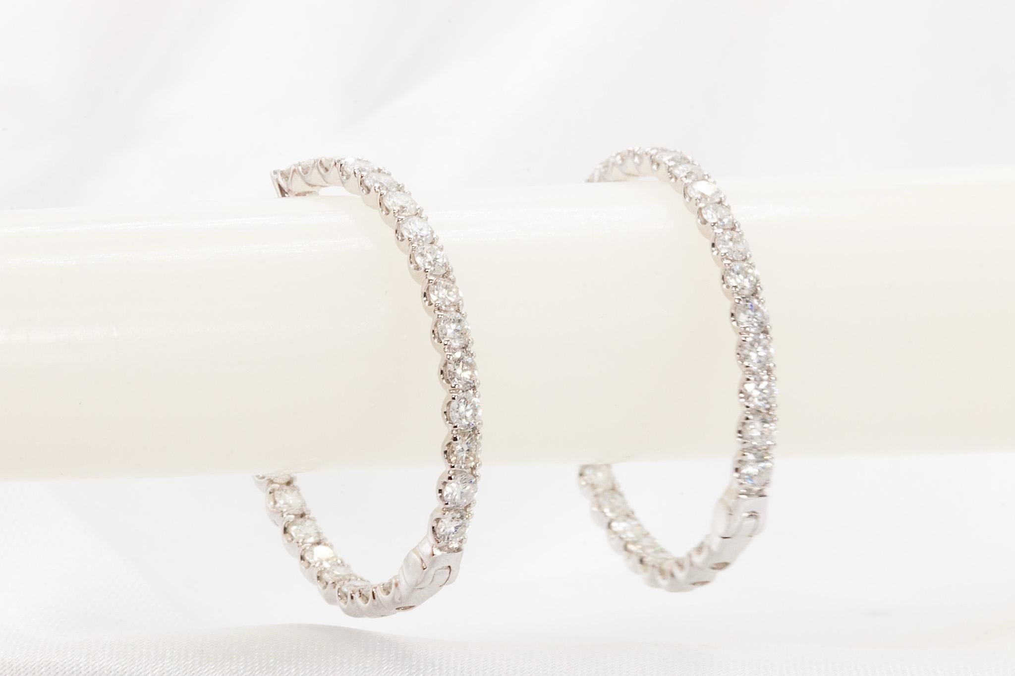 Orecchini a cerchio con diamanti in oro bianco 18 carati da 2,77 CTW

Realizzati in lussuoso oro bianco 18 carati, questi straordinari orecchini a cerchio presentano 52 diamanti rotondi a taglio brillante per un peso totale approssimativo di 2,77