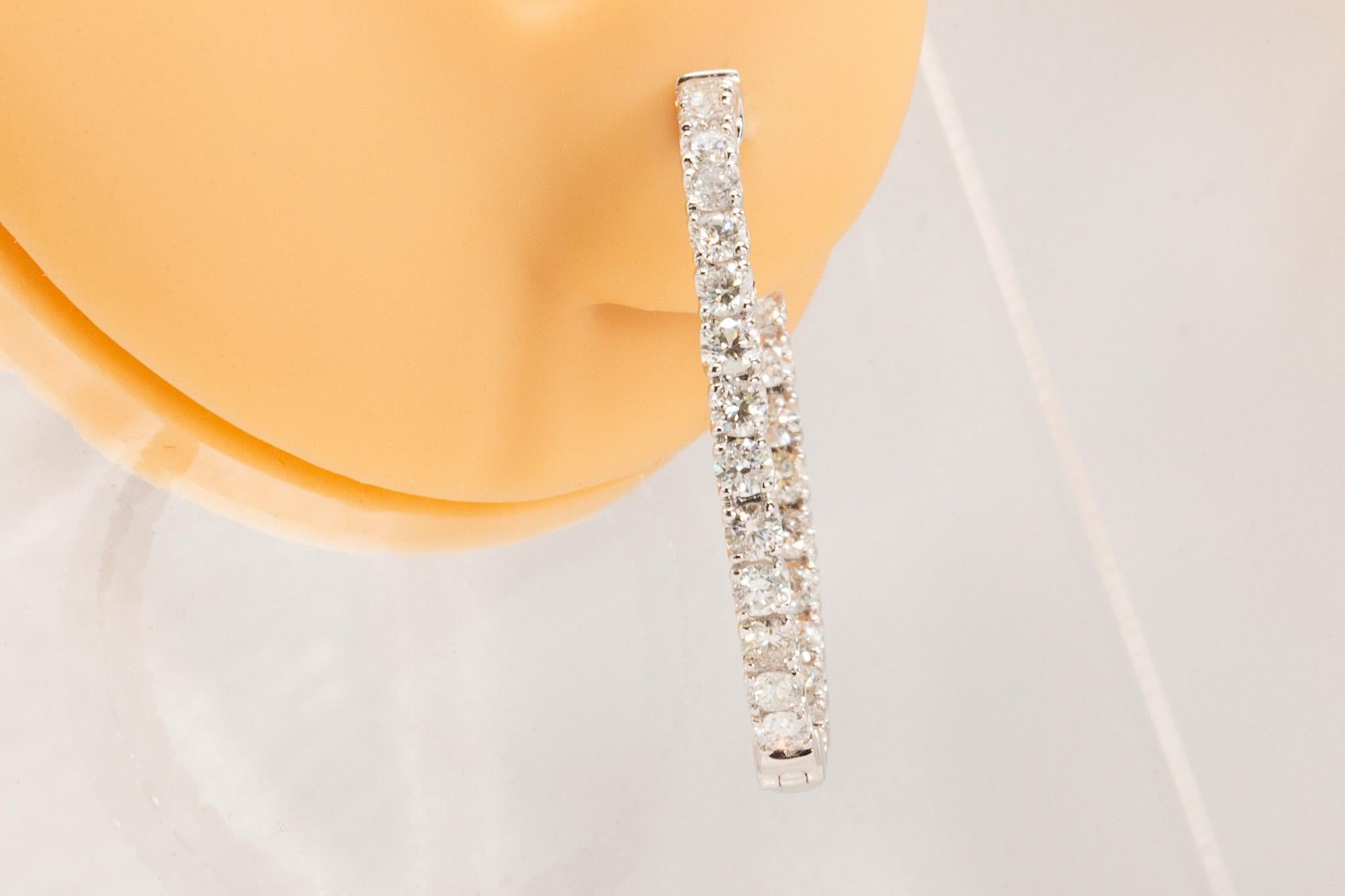 Orecchini a cerchio con diamanti in oro bianco 18 carati da 2,77 CTW in vendita 2