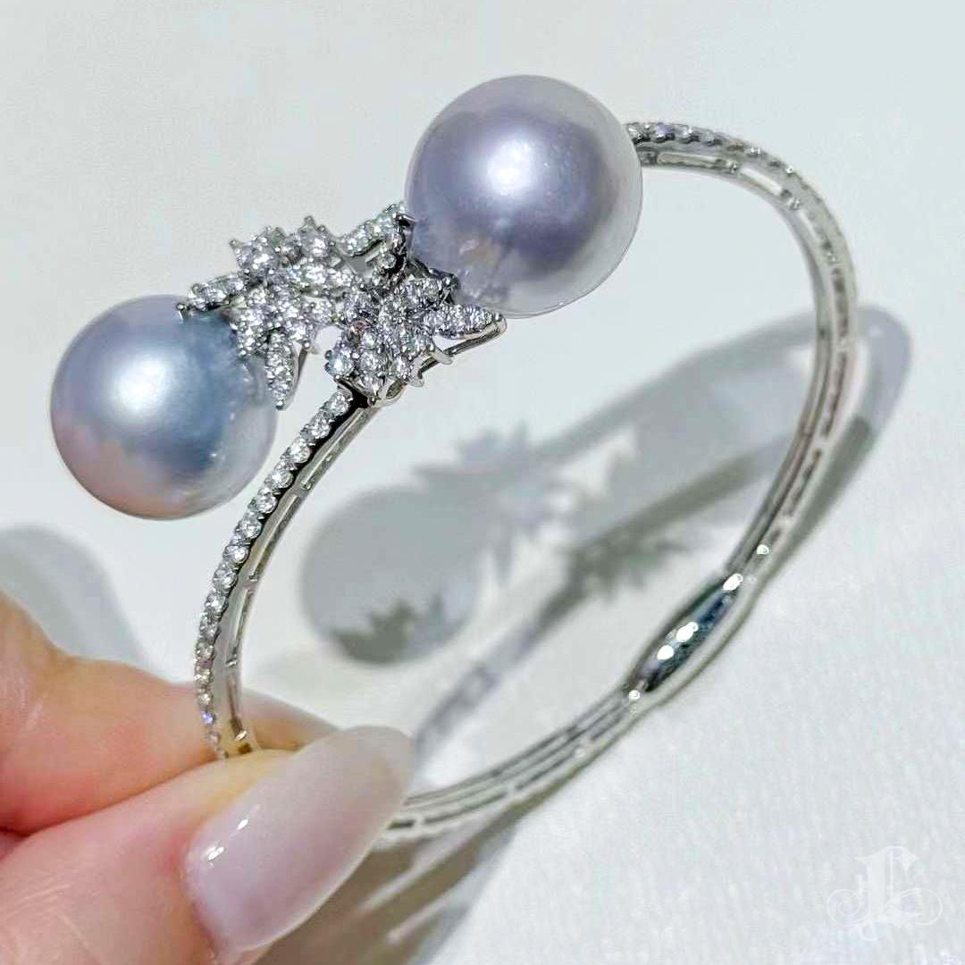 Corona Radiosa】 Bracciale con diamanti e perle dei mari del sud con gemelli Aurora. In condizioni Nuovo in vendita a New York, NY