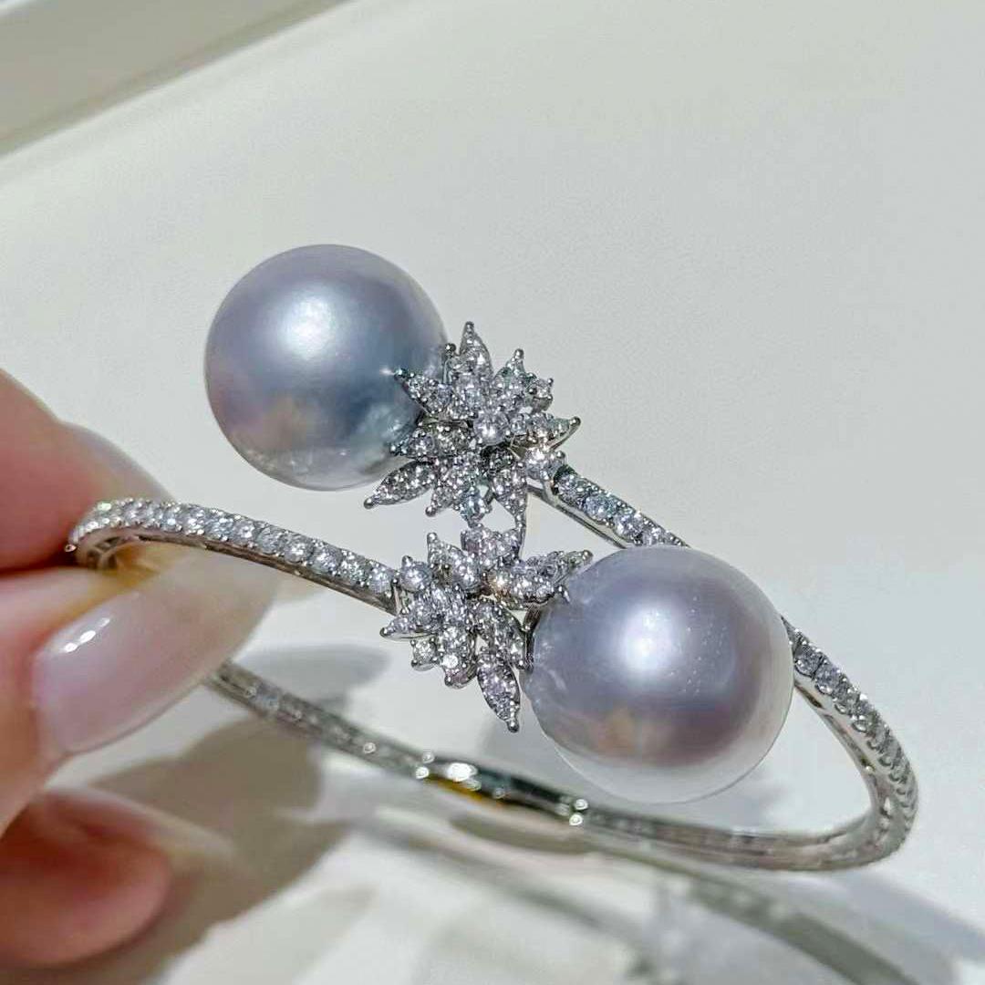 Donna Corona Radiosa】 Bracciale con diamanti e perle dei mari del sud con gemelli Aurora. in vendita