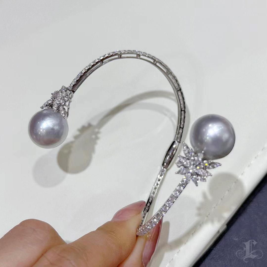 Corona Radiosa】 Bracciale con diamanti e perle dei mari del sud con gemelli Aurora. in vendita 1