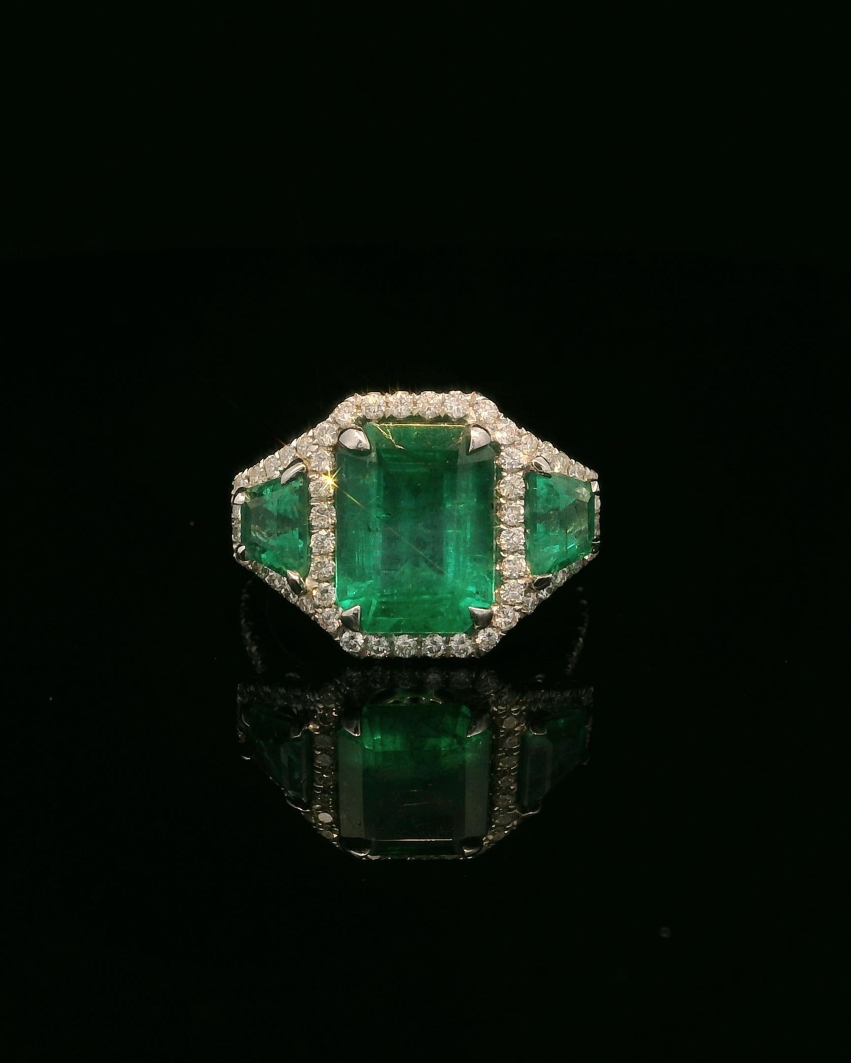 Unser exquisiter, in Italien gefertigter Ring aus 18 kt Weißgold mit einem sambischen Smaragd (2,81 ct) in der Mitte ist ein wahres Meisterwerk an Handwerkskunst und Eleganz. Dieses einzigartige Stück besticht durch einen Smaragd, der aufgrund