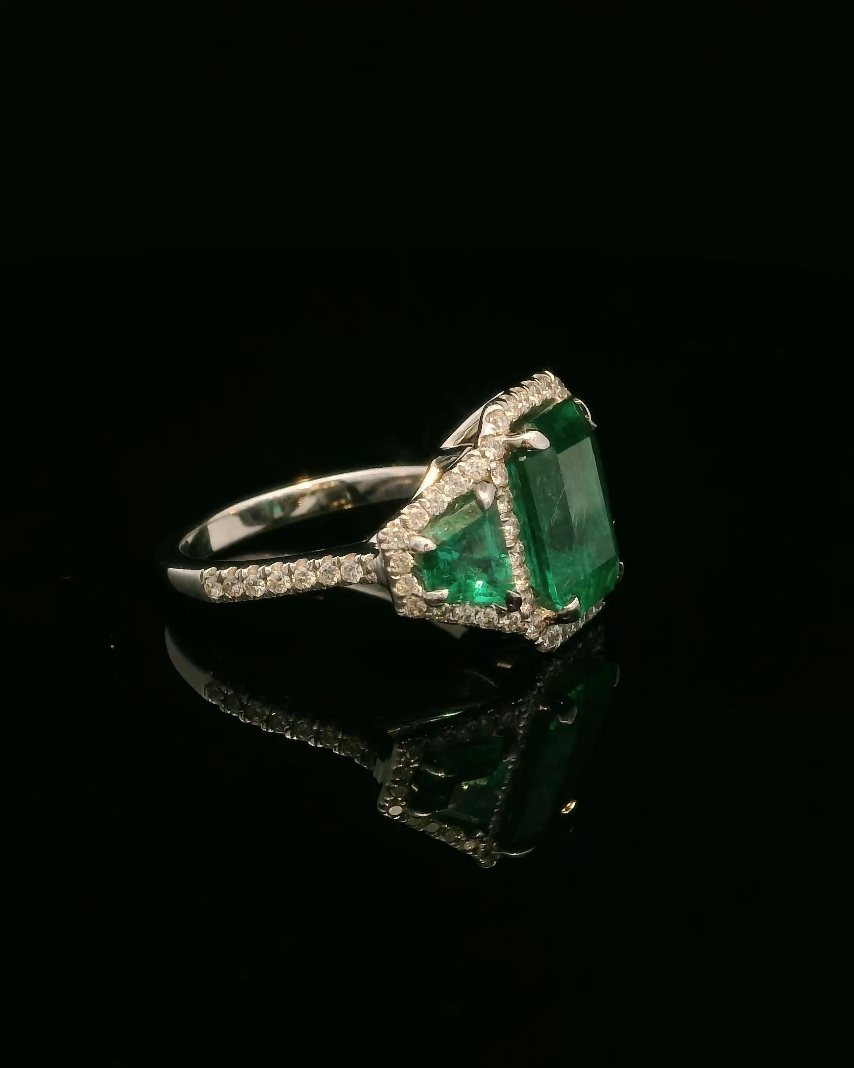 18K Weißgold 2,81ct VIVID GREEN Smaragdring aus Sambia mit weißen Pflasterdiamanten (Smaragdschliff) im Angebot