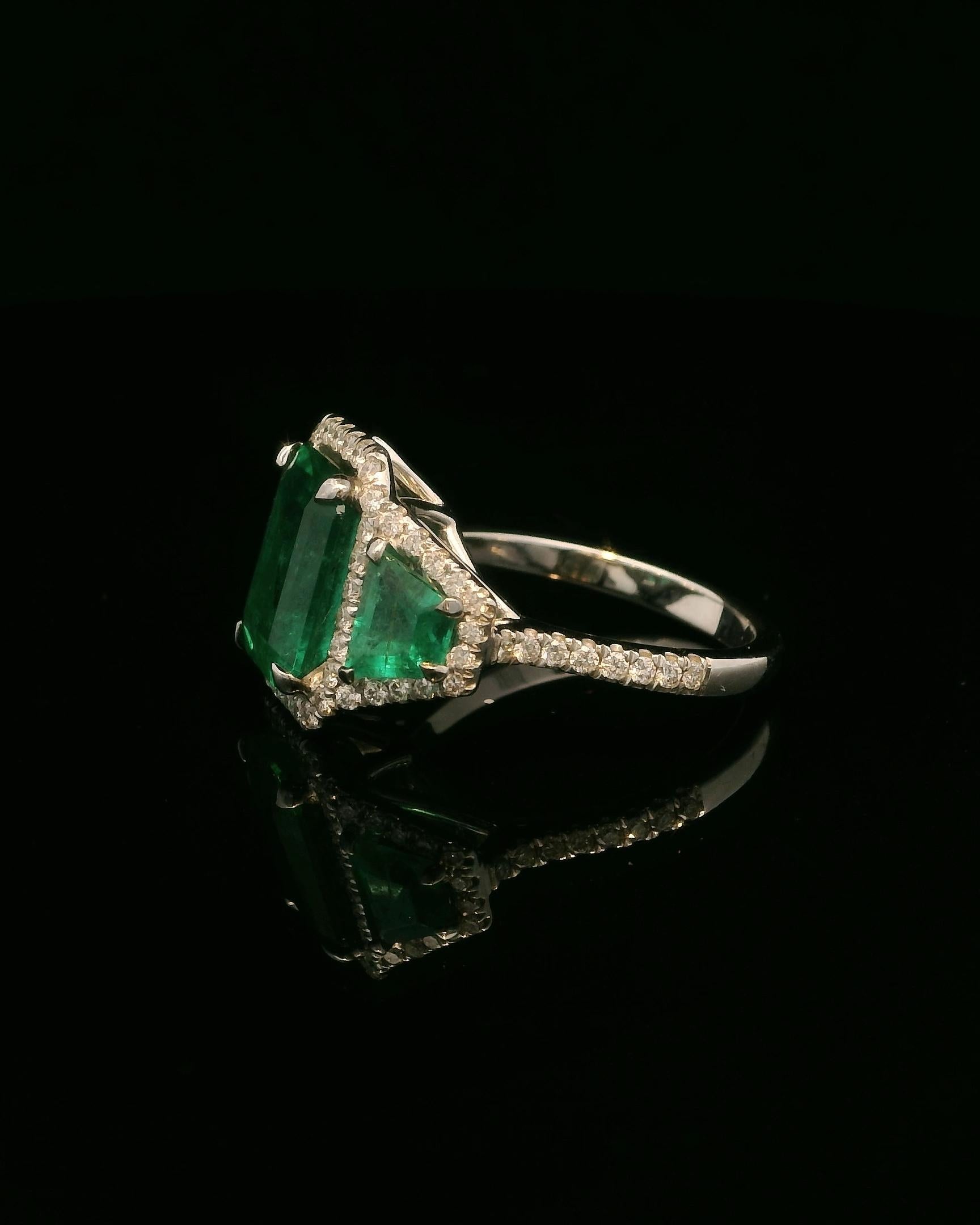 18K Weißgold 2,81ct VIVID GREEN Smaragdring aus Sambia mit weißen Pflasterdiamanten im Zustand „Neu“ im Angebot in Ramat Gan, IL