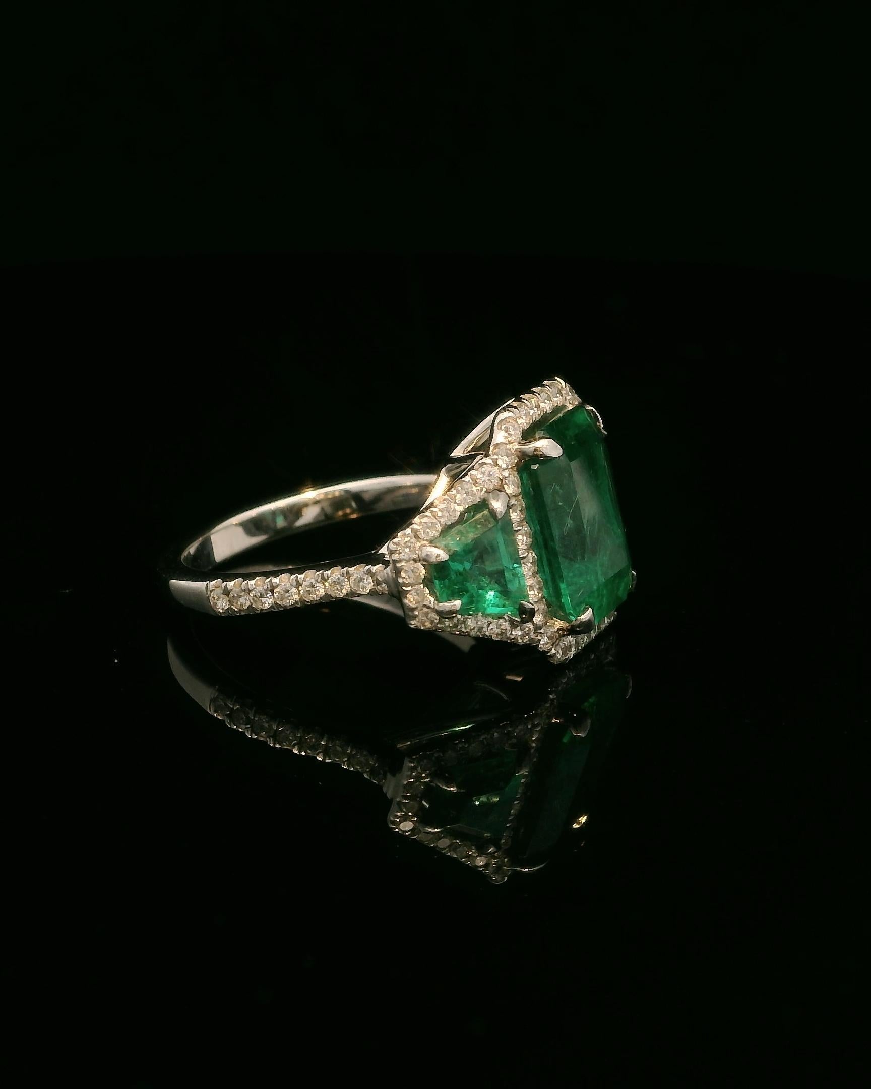 18K Weißgold 2,81ct VIVID GREEN Smaragdring aus Sambia mit weißen Pflasterdiamanten Damen im Angebot