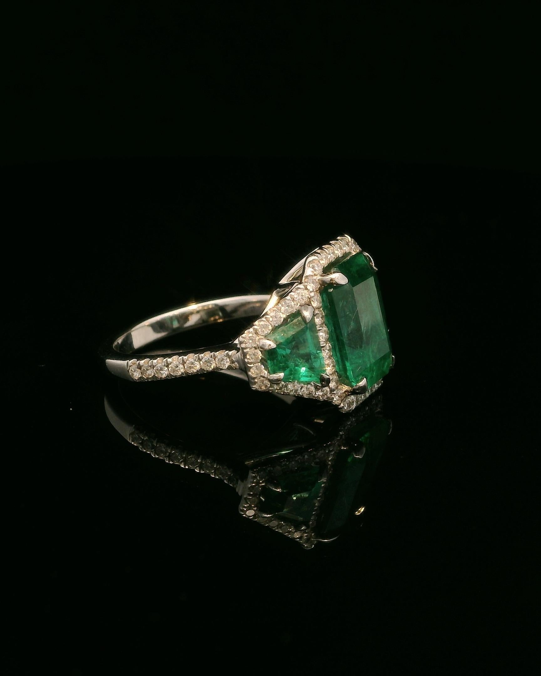 18K Weißgold 2,81ct VIVID GREEN Smaragdring aus Sambia mit weißen Pflasterdiamanten im Angebot 2