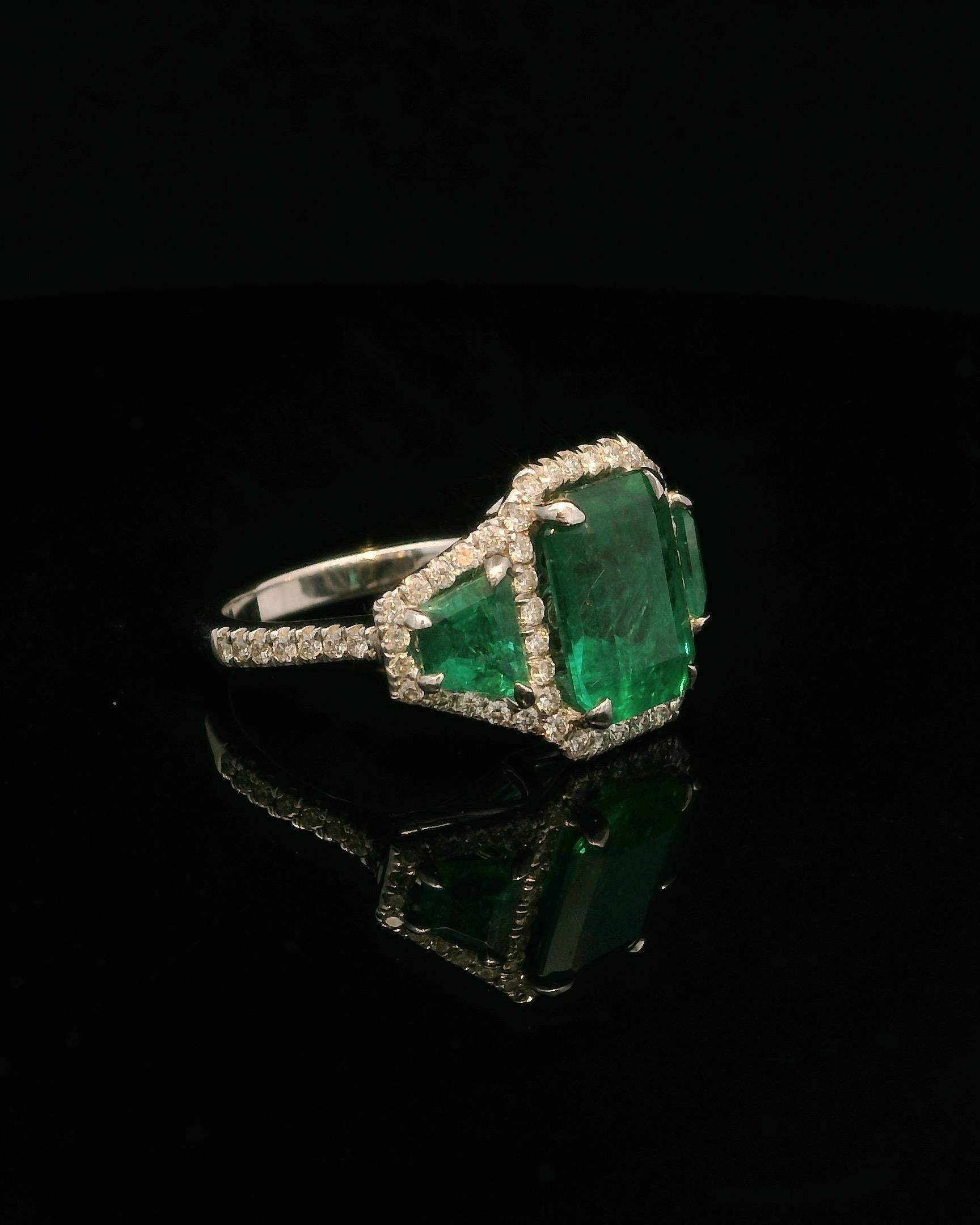 18K Weißgold 2,81ct VIVID GREEN Smaragdring aus Sambia mit weißen Pflasterdiamanten im Angebot 3
