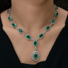 Collier de joaillerie fine en or blanc 18 carats 28.62Tcw ovale émeraude verte halo diamant.